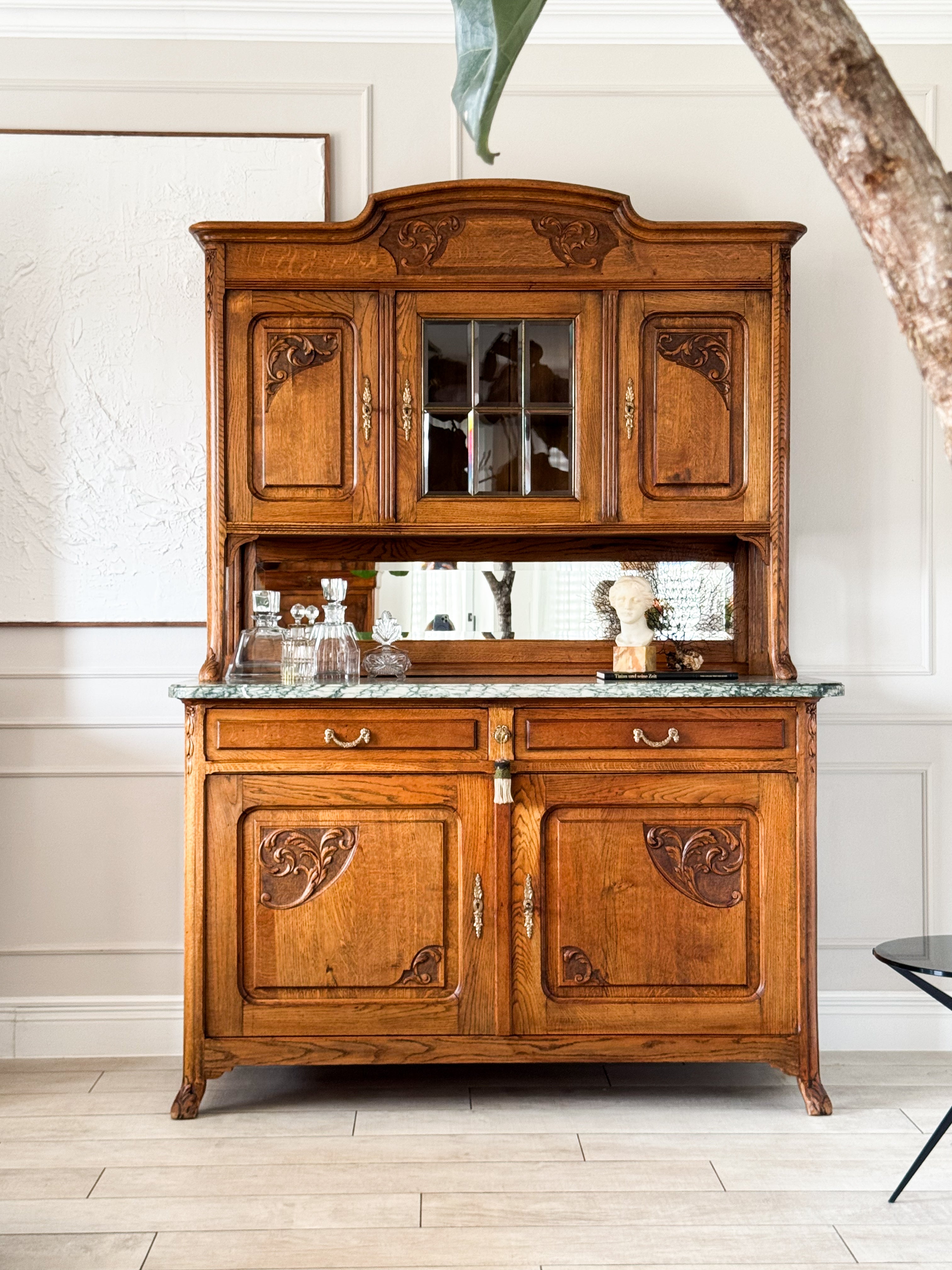 ANTIKER FRANZÖSISCHER BUFFETSCHRANK MIT MARMORPLATTE