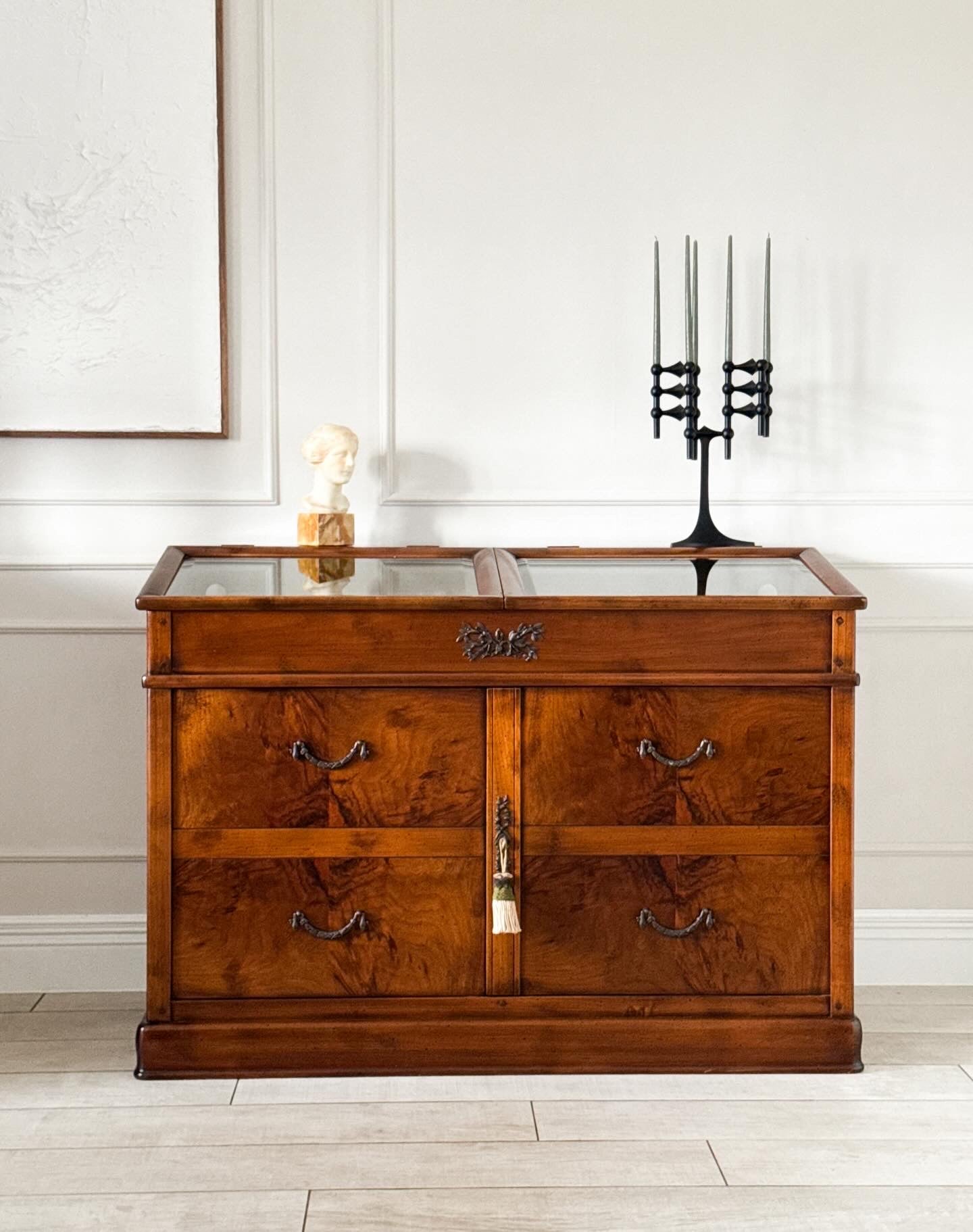 FRANZÖSISCHE VINTAGE KOMMODE MIT VITRINENAUFSATZ IN NUSSBAUM