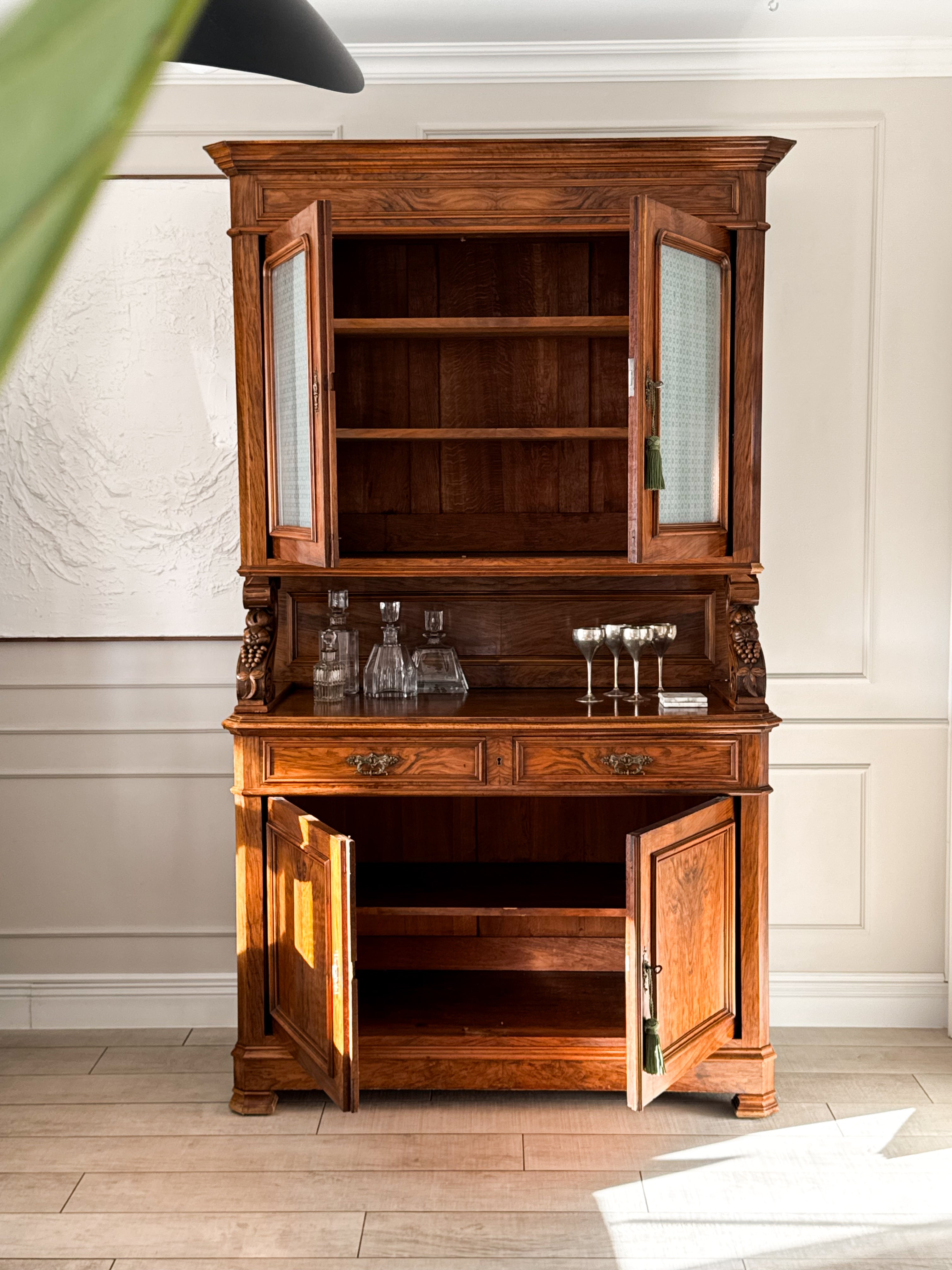 ANTIKER FRANZÖSISCHER BUFFETSCHRANK AUS NUSSBAUM