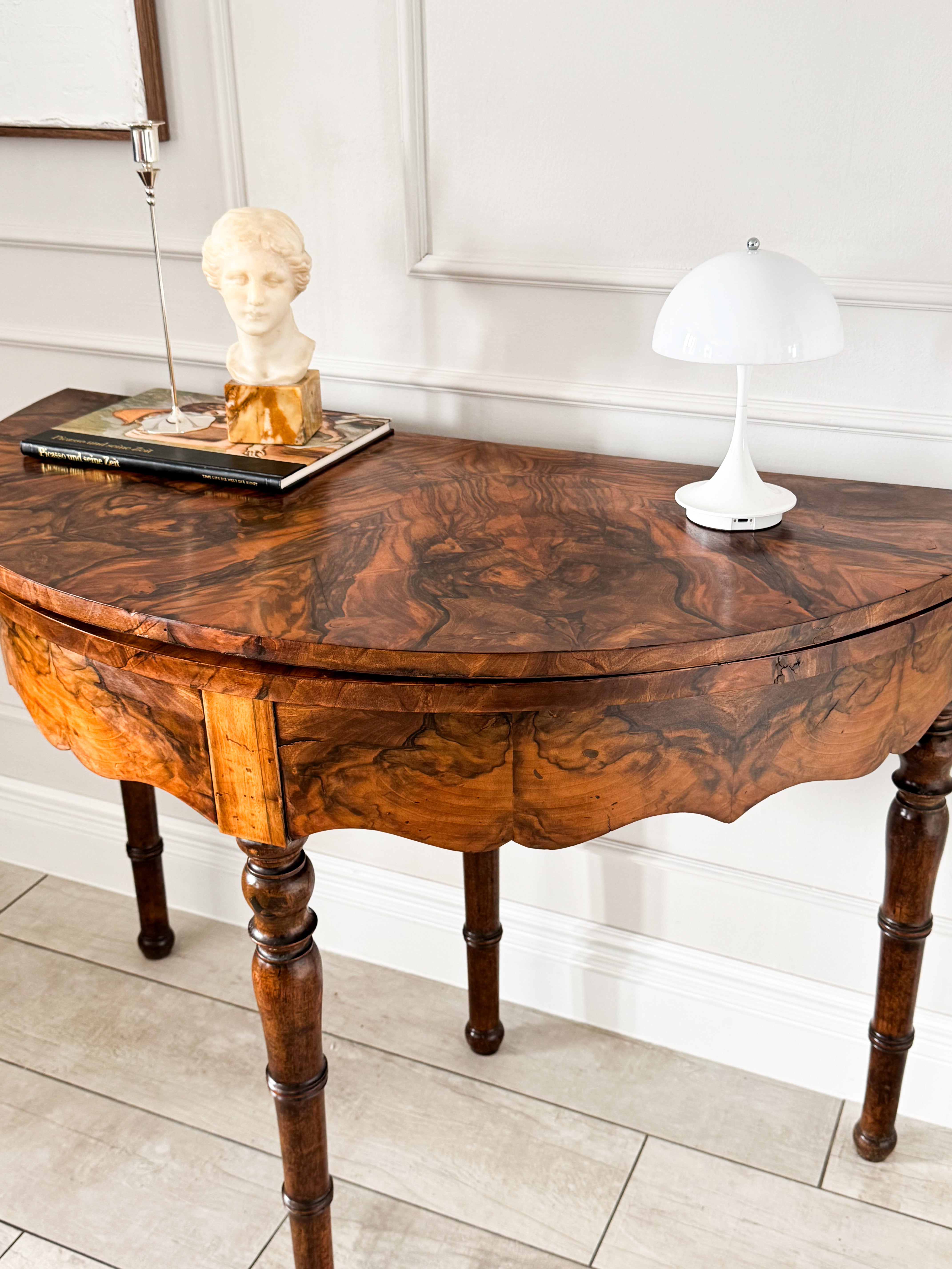 ANTIKER DEMI LUNE TISCH NUSSBAUM MIT SCHÖNER MASERUNG