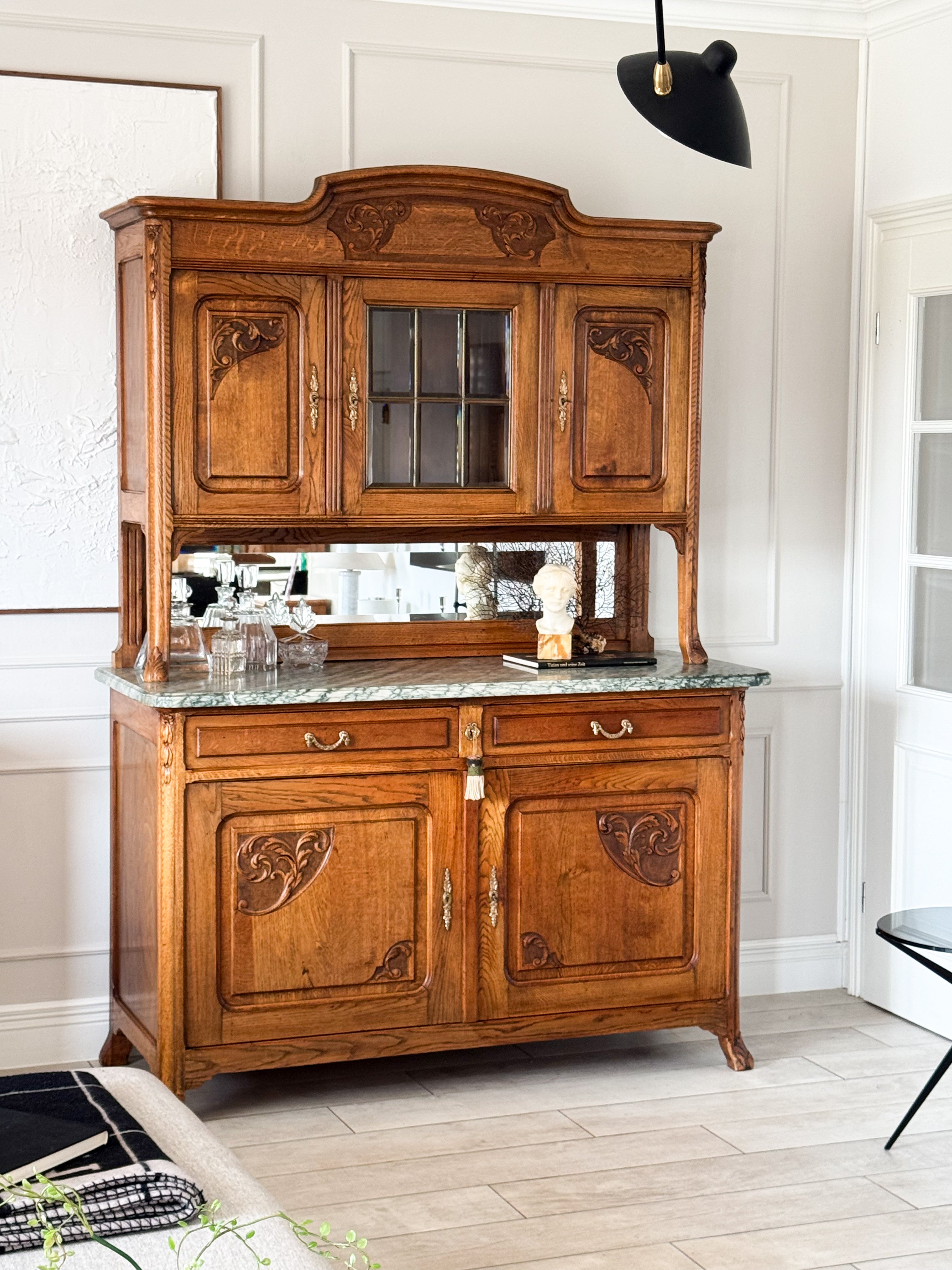 ANTIKER FRANZÖSISCHER BUFFETSCHRANK MIT MARMORPLATTE