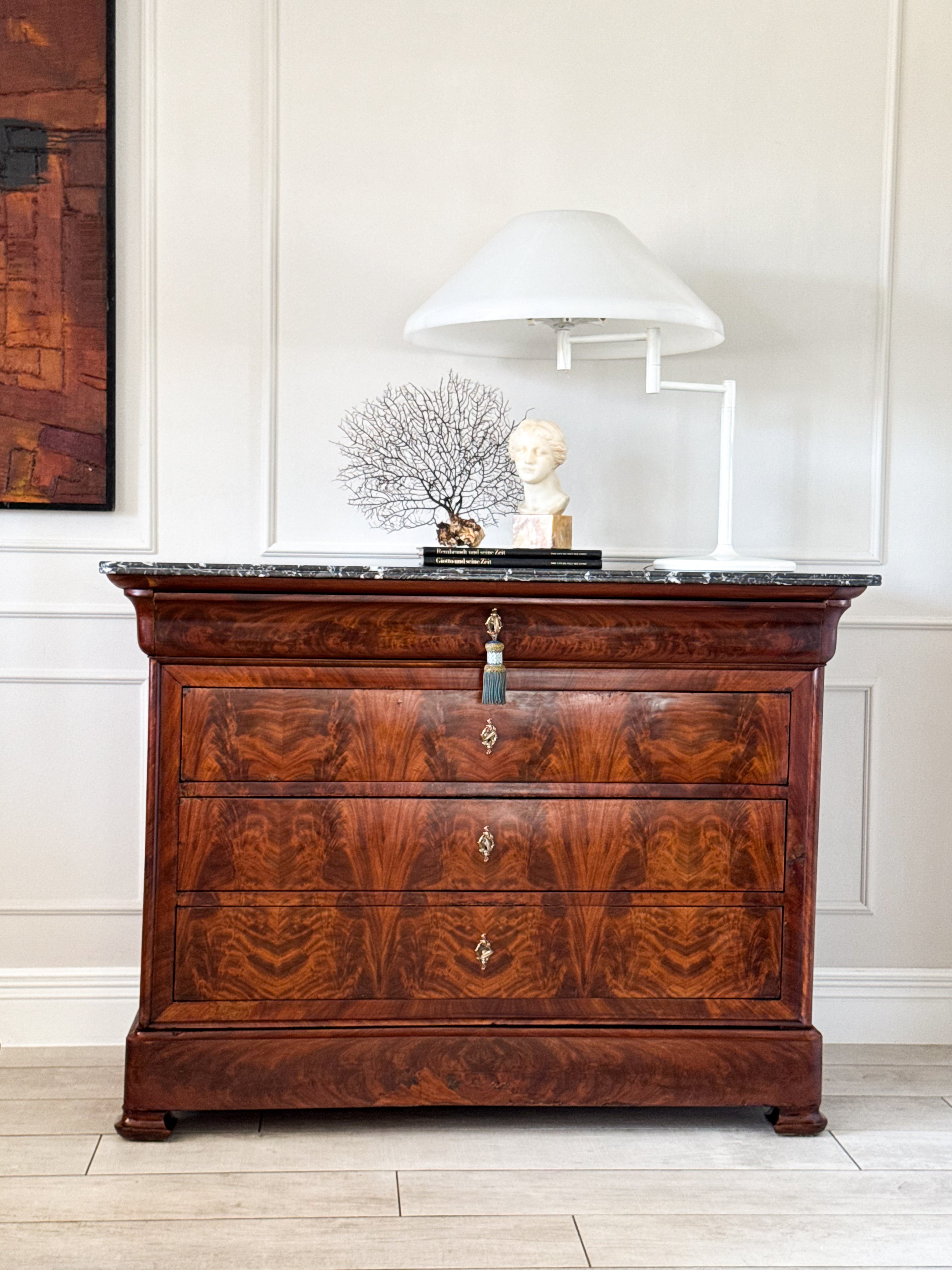 ANTIKE BIEDERMEIER KOMMODE MIT MARMORPLATTE