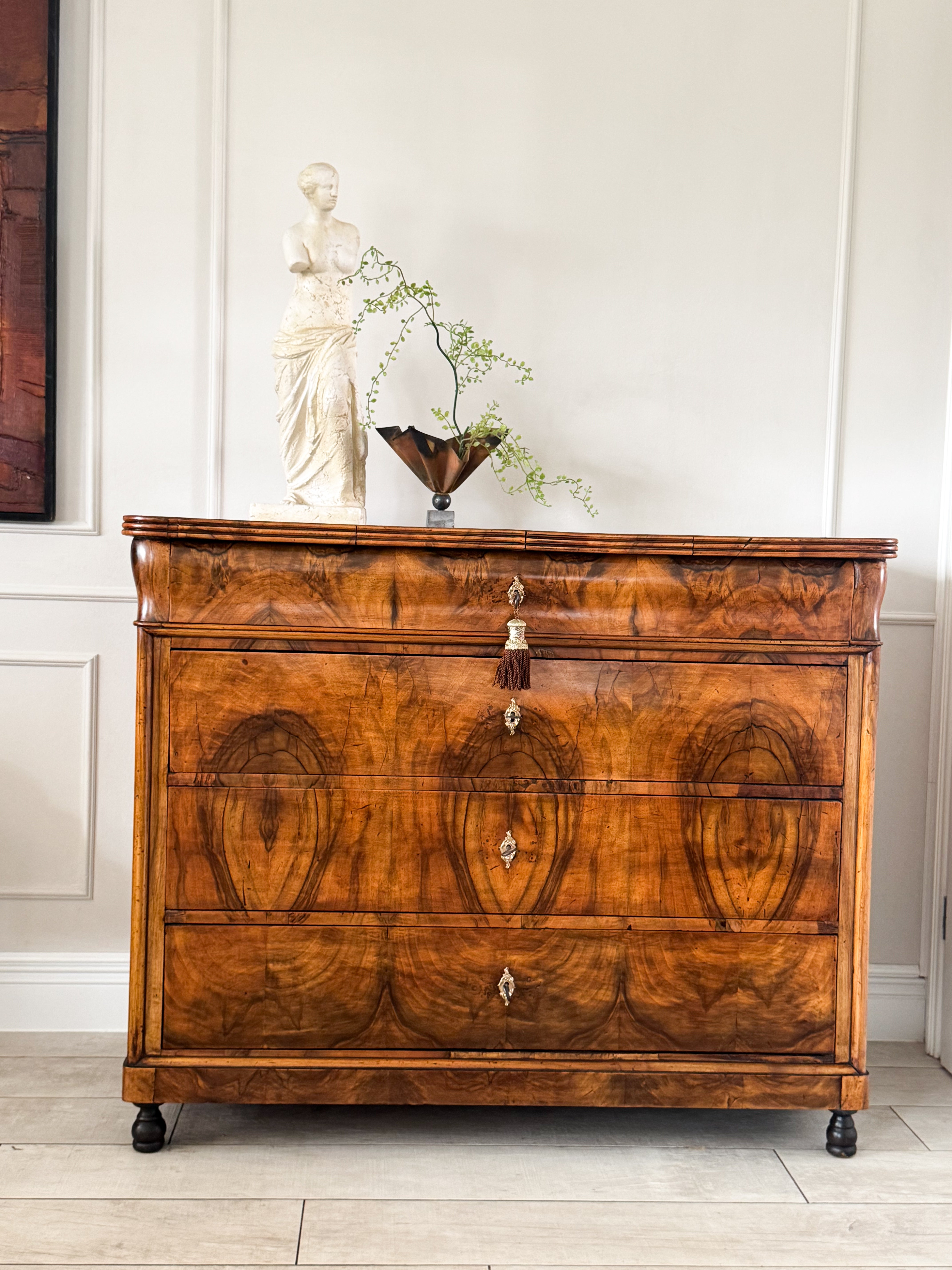 ANTIKE FRANZÖSISCHE KOMMODE AUS NUSSBAUM