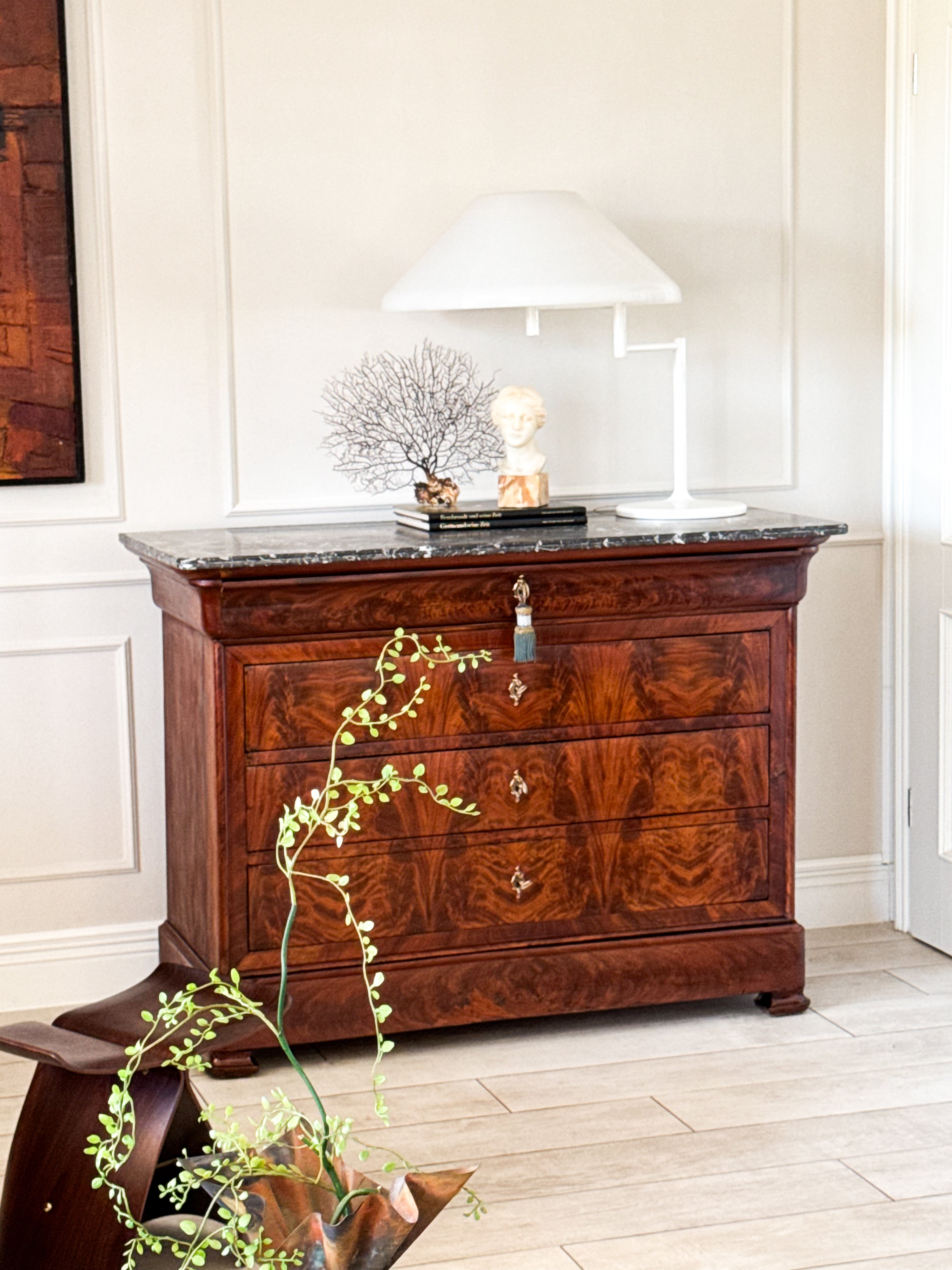 ANTIKE BIEDERMEIER KOMMODE MIT MARMORPLATTE