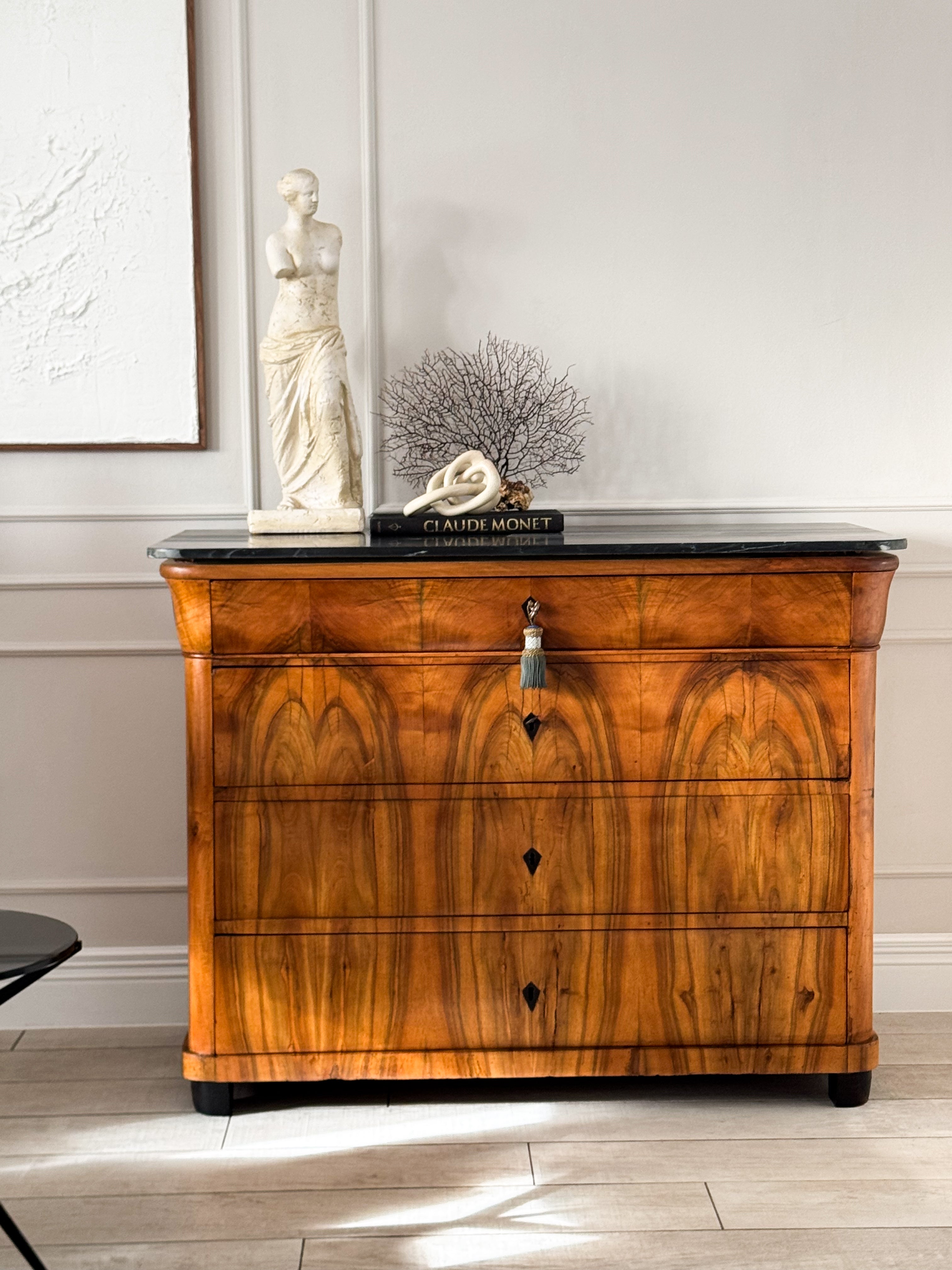 FEINE ANTIKE BIEDERMEIER KOMMODE MIT MARMORPLATTE NUSSBAUM