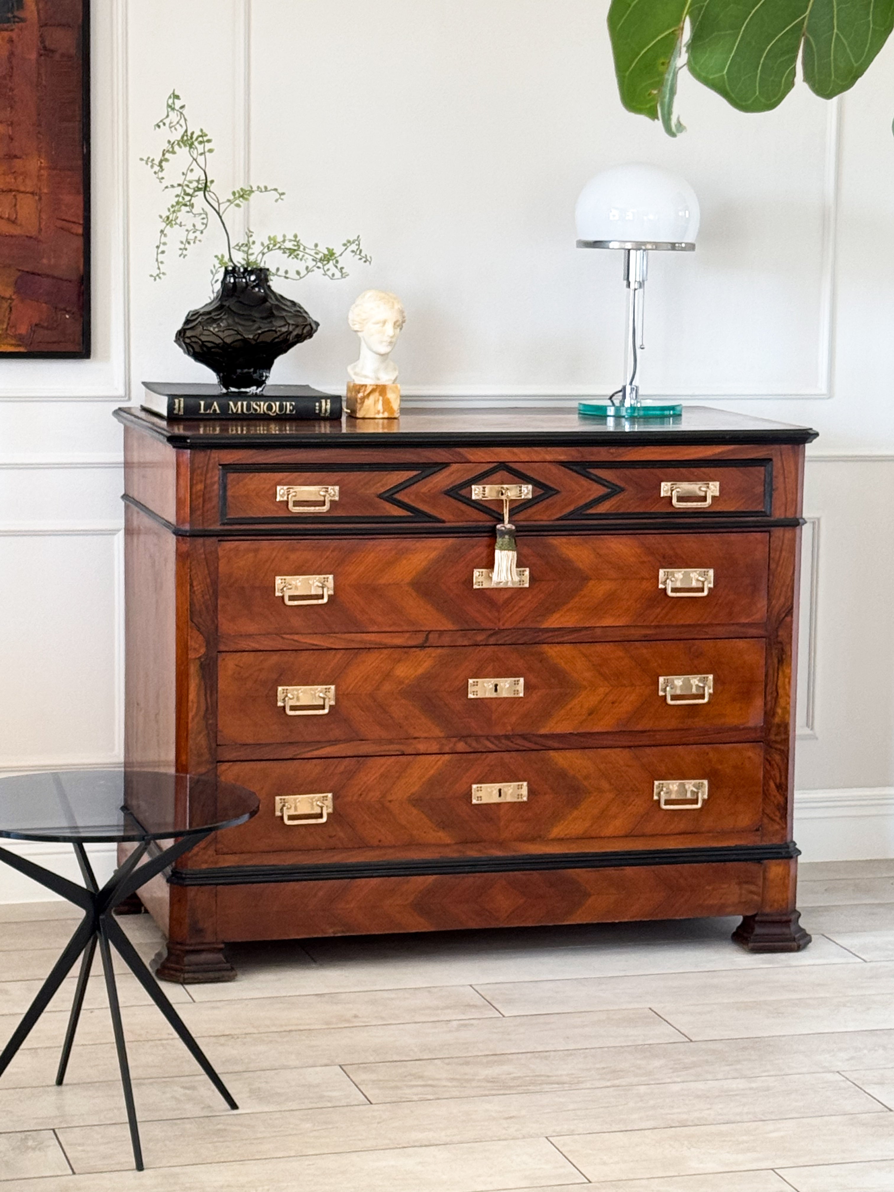 ELEGANTE FRANZÖSISCHE KOMMODE AUS NUSSBAUM