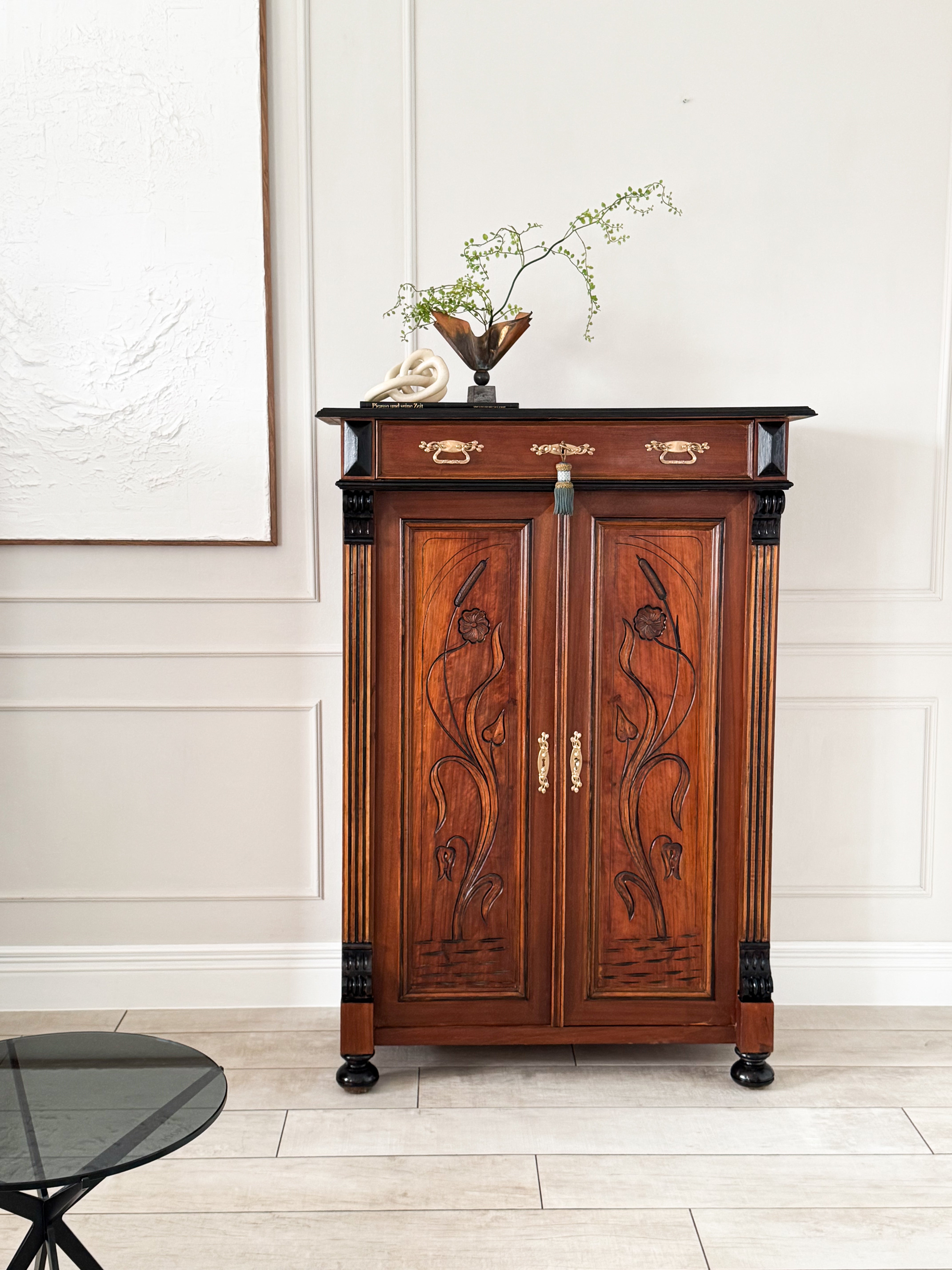 ANTIKER VERTIKOSCHRANK IN NUSSBAUM GRÜNDERZEIT