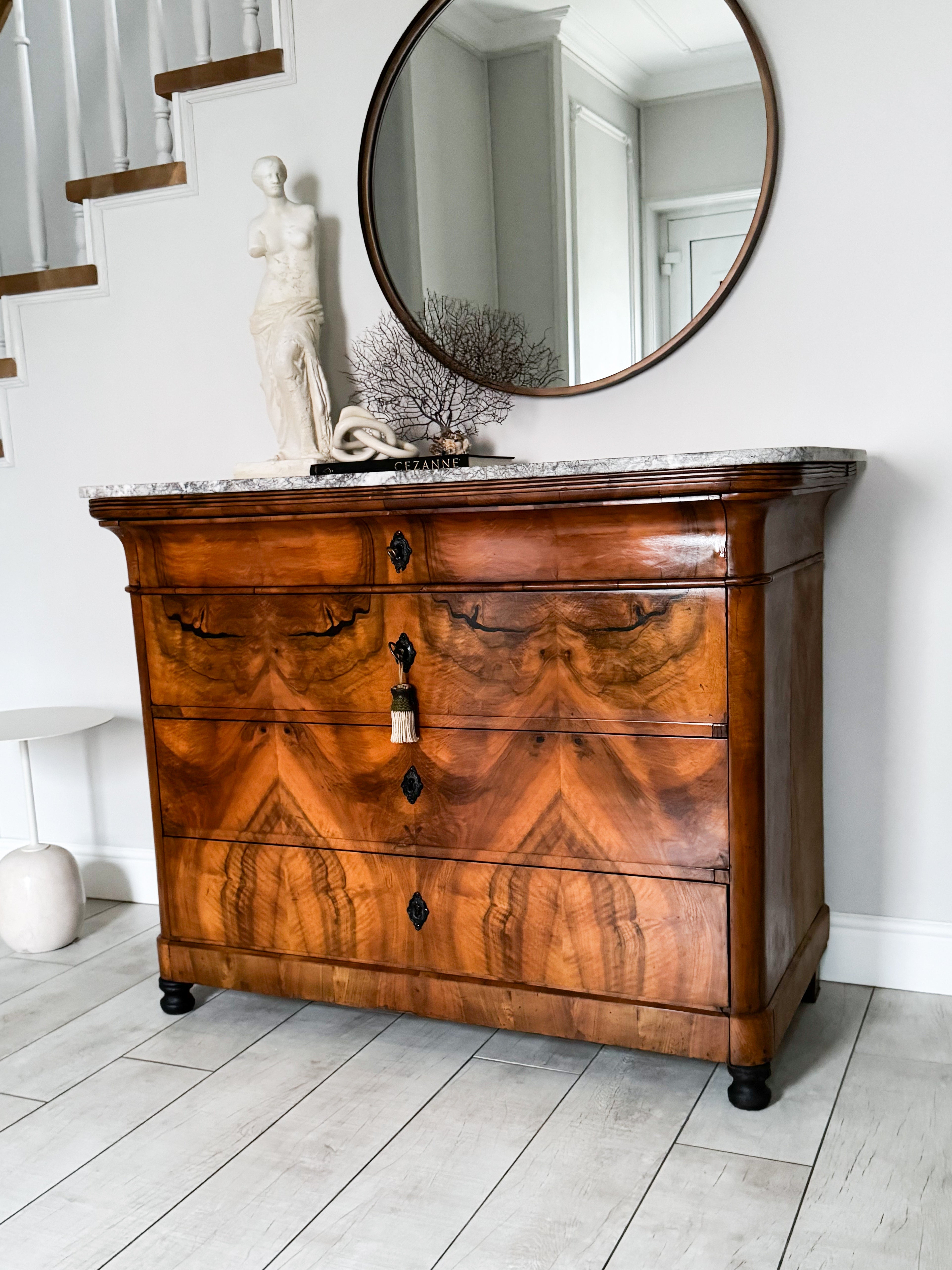 ANTIKE BIEDERMEIER KOMMODE MIT MARMORPLATTE NUSSBAUM SCHÖNE MASERUNG