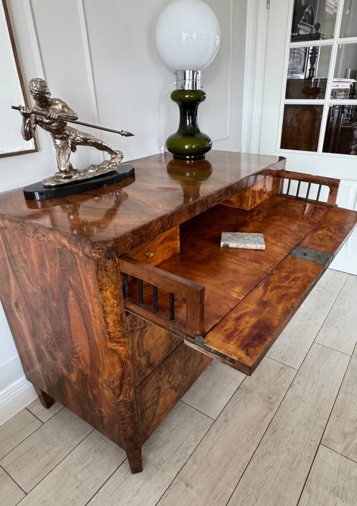 AUSGEFALLENE ELEGANTE BIEDERMEIER SCHREIBKOMMODE NUSSBAUM