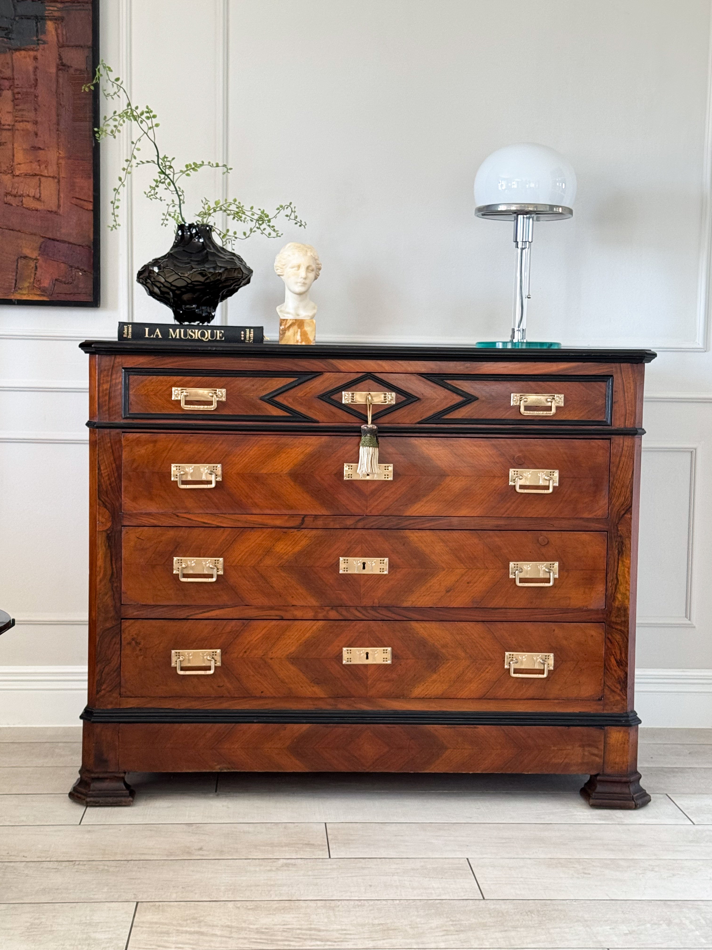 ELEGANTE FRANZÖSISCHE KOMMODE AUS NUSSBAUM