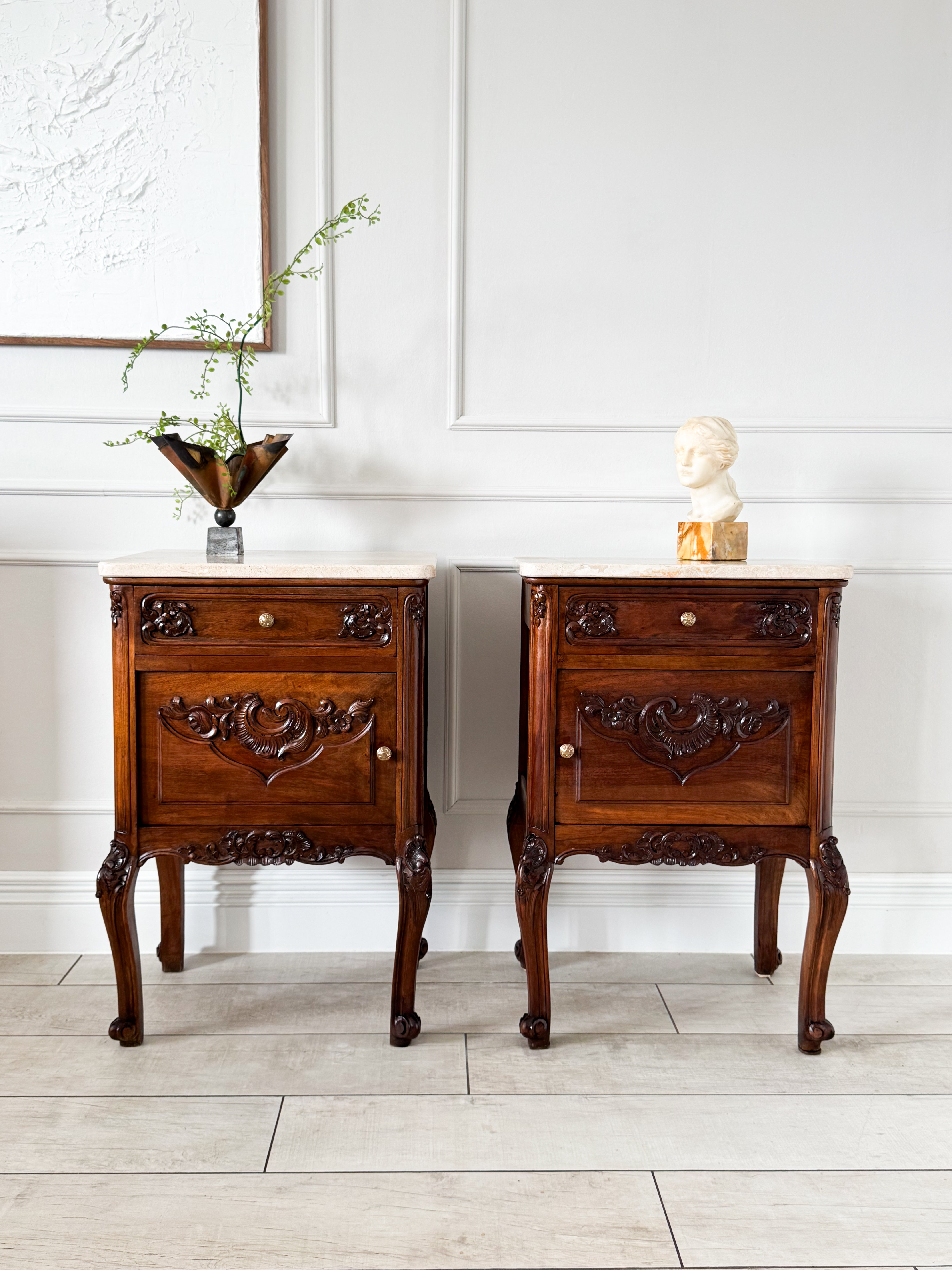 ANTIKE NACHTTISCHE AUS MASSIVEM NUSSBAUM MIT STEINPLATTE