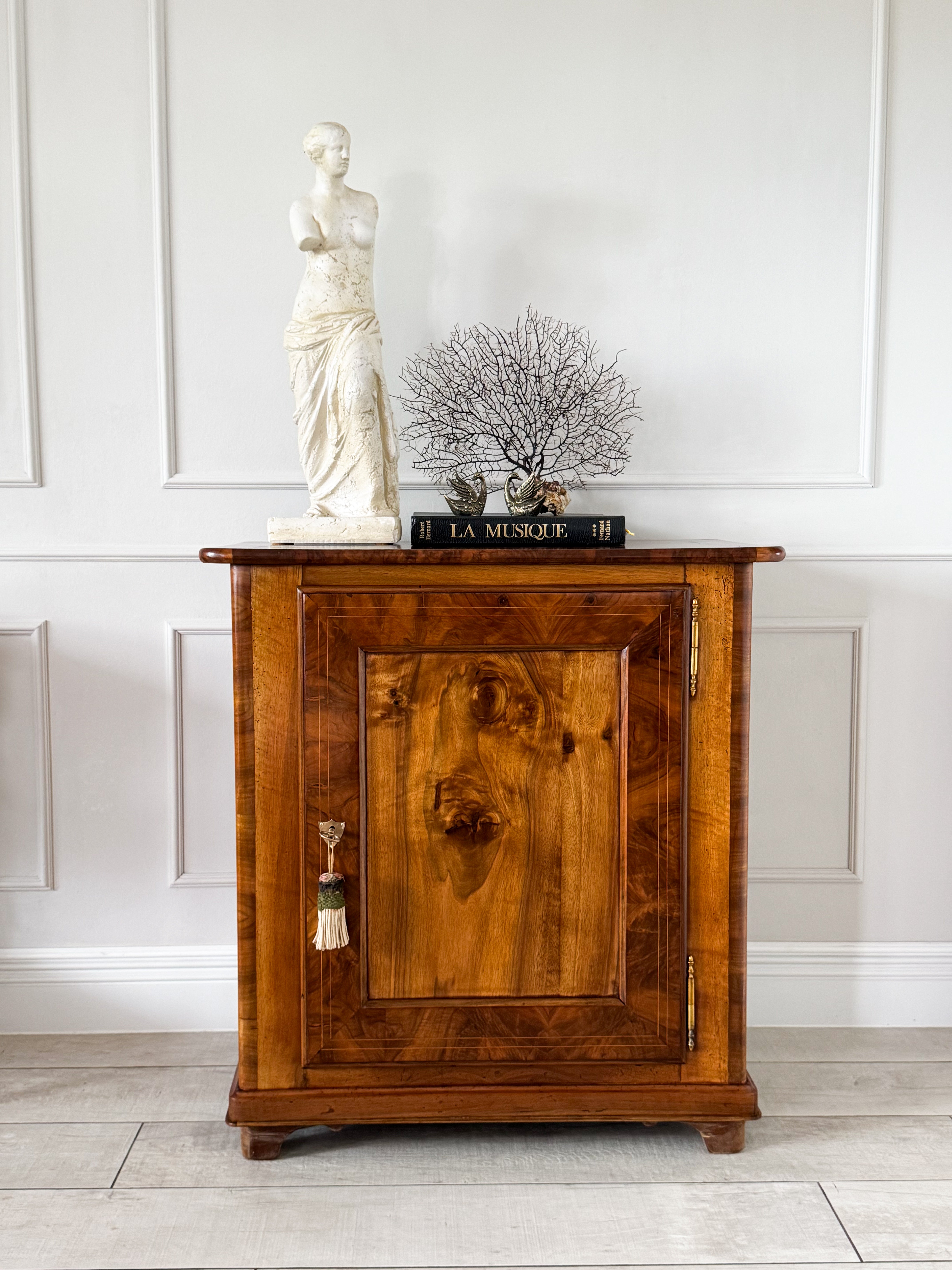 ANTIKER BIEDERMEIER HALBSCHRANK NUSSBAUM VOLLHOLZ