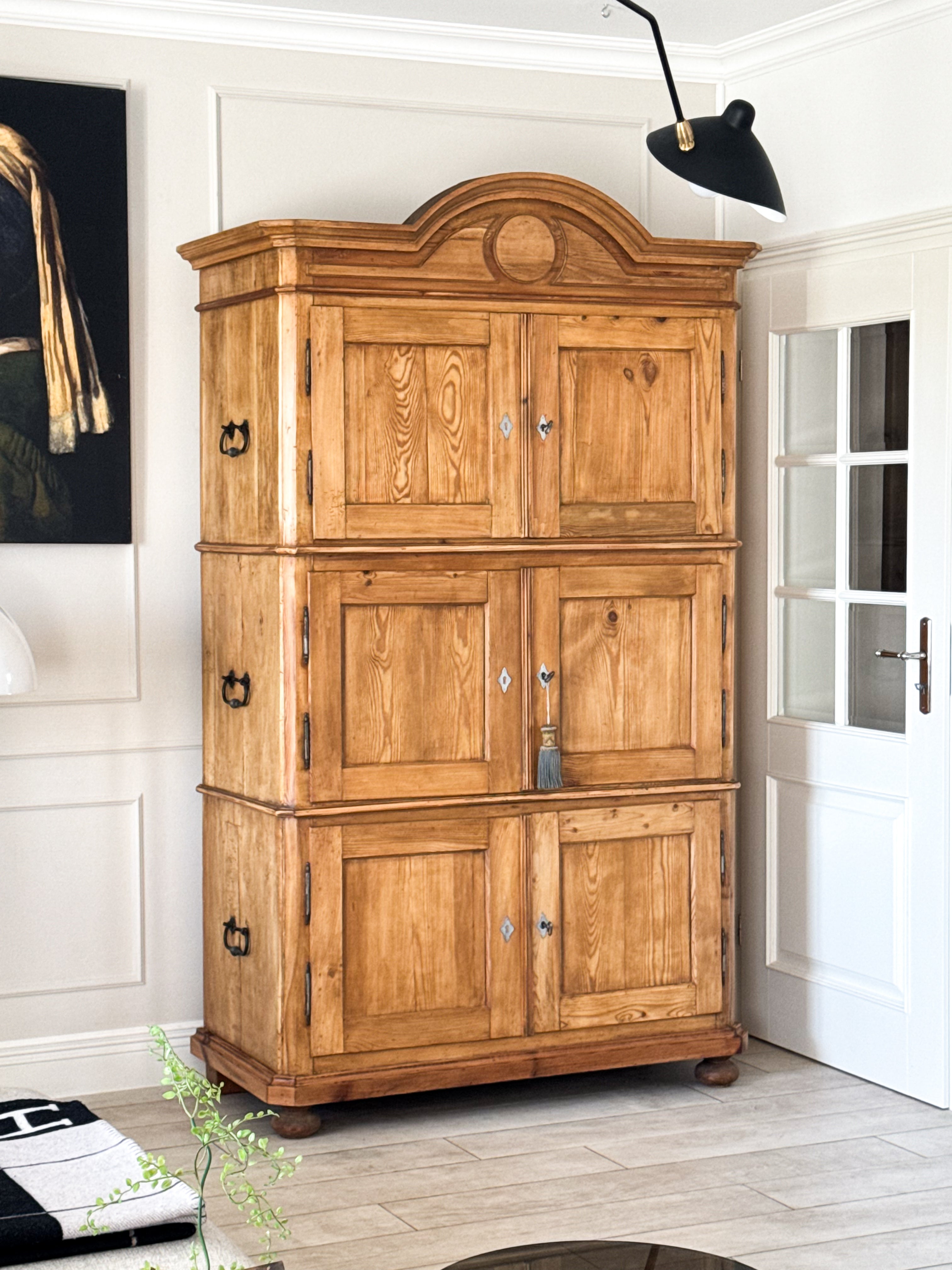 ANTIKER BRANDSCHRANK AUS WEICHHOLZ UM 1820
