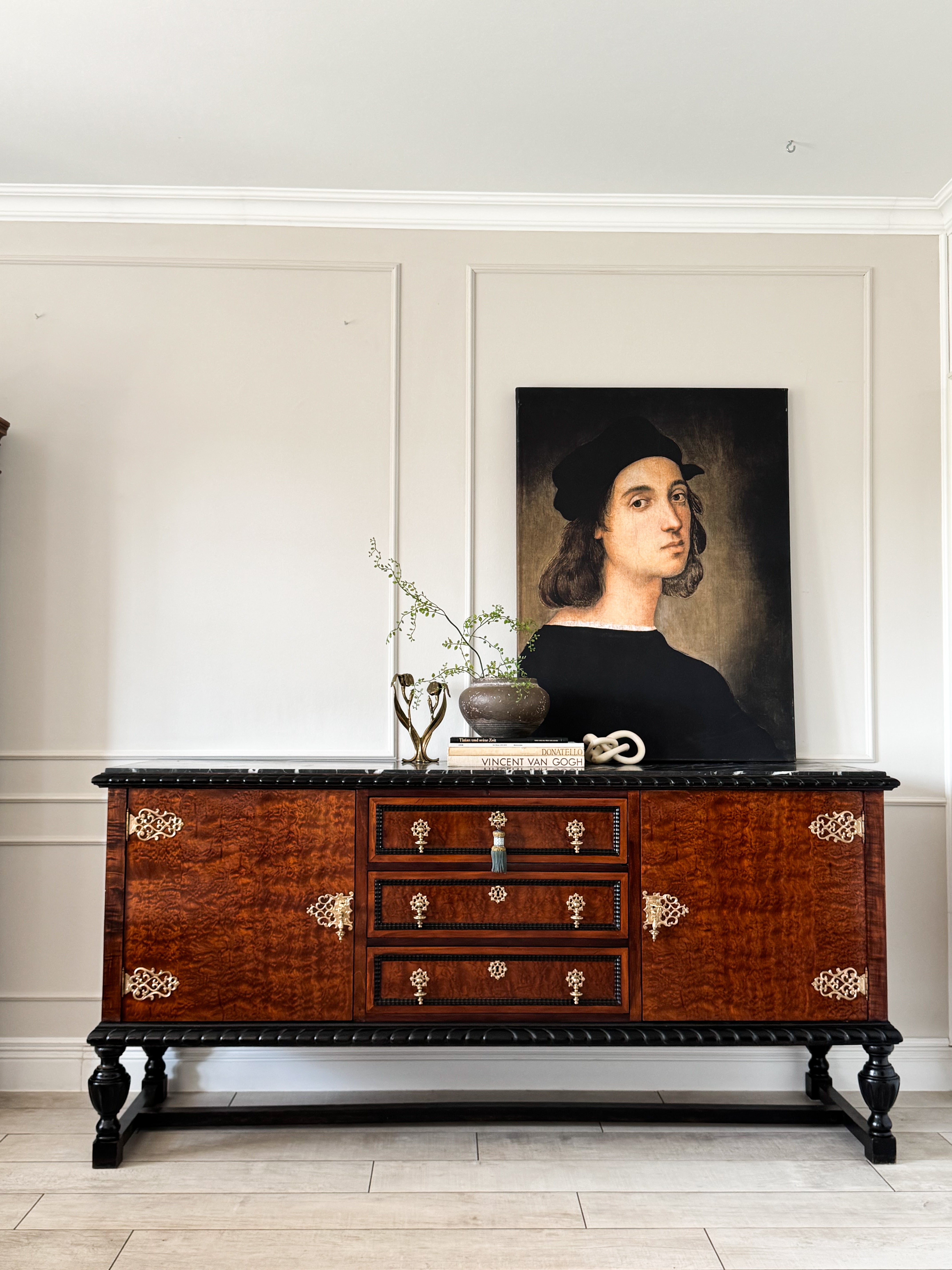 AUSGEFALLENES ANTIKES SIDEBOARD MIT MARMORPLATTE