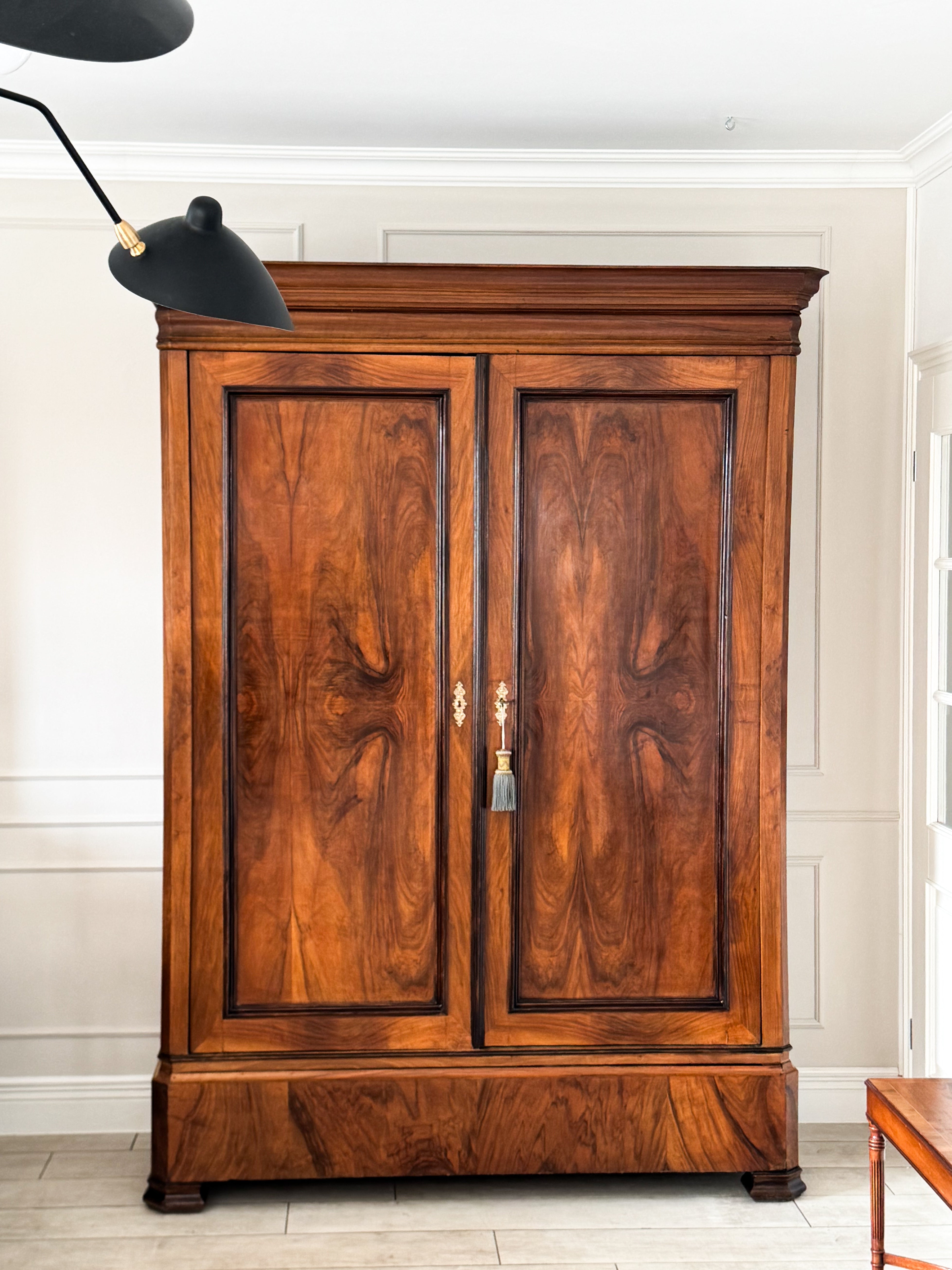 ANTIKER FRANZÖSISCHER SCHRANK AUS NUSSBAUM