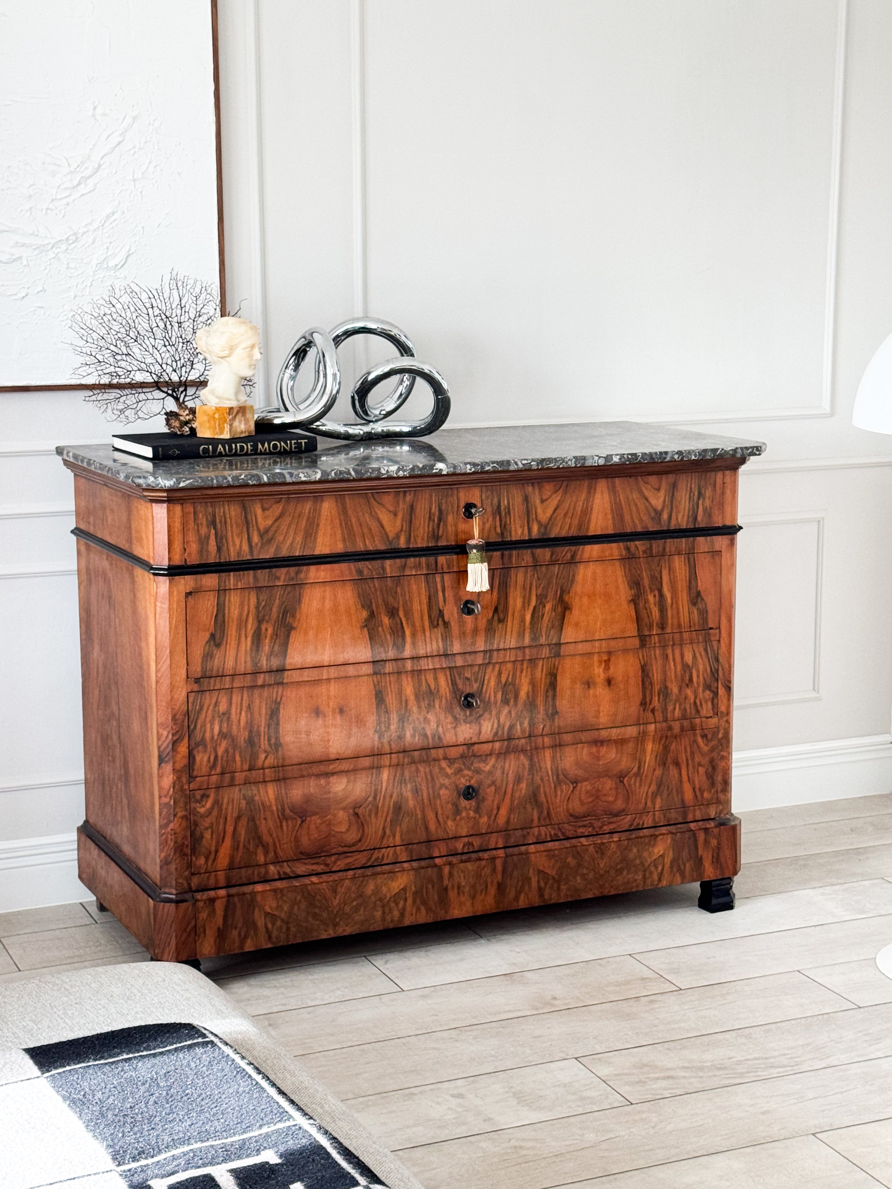 ANTIKE FRANZÖSISCHE KOMMODE AUS NUSSBAUM MIT MARMORPLATTE