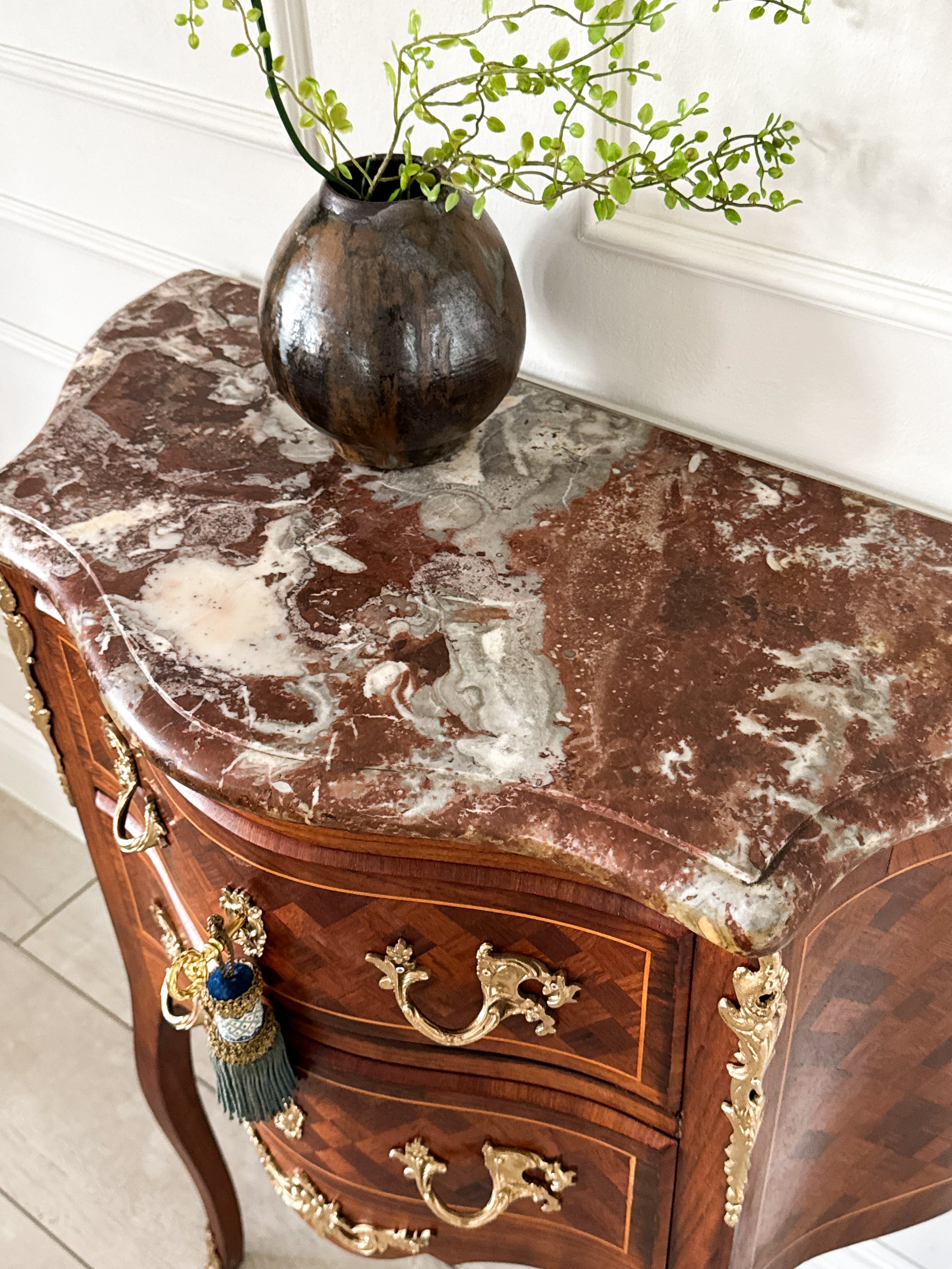 ANTIKE FRANZÖSISCHE KOMMODE MIT MARMORPLATTE INTARSIERT