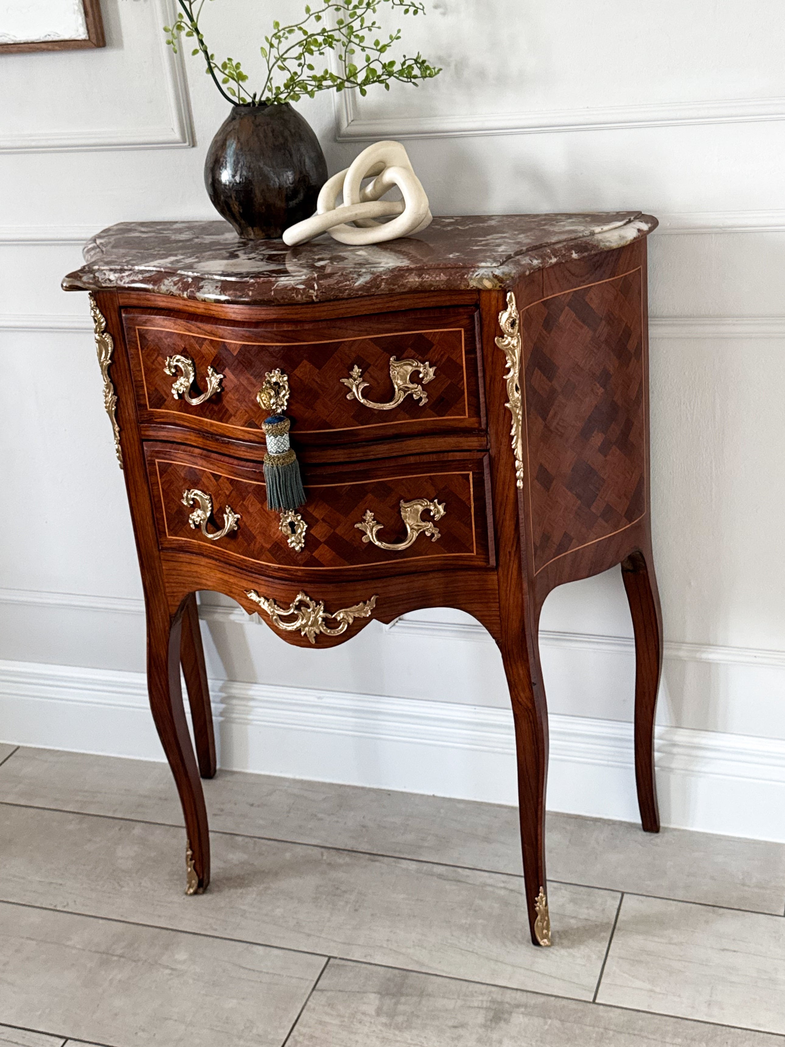 ANTIKE FRANZÖSISCHE KOMMODE MIT MARMORPLATTE INTARSIERT