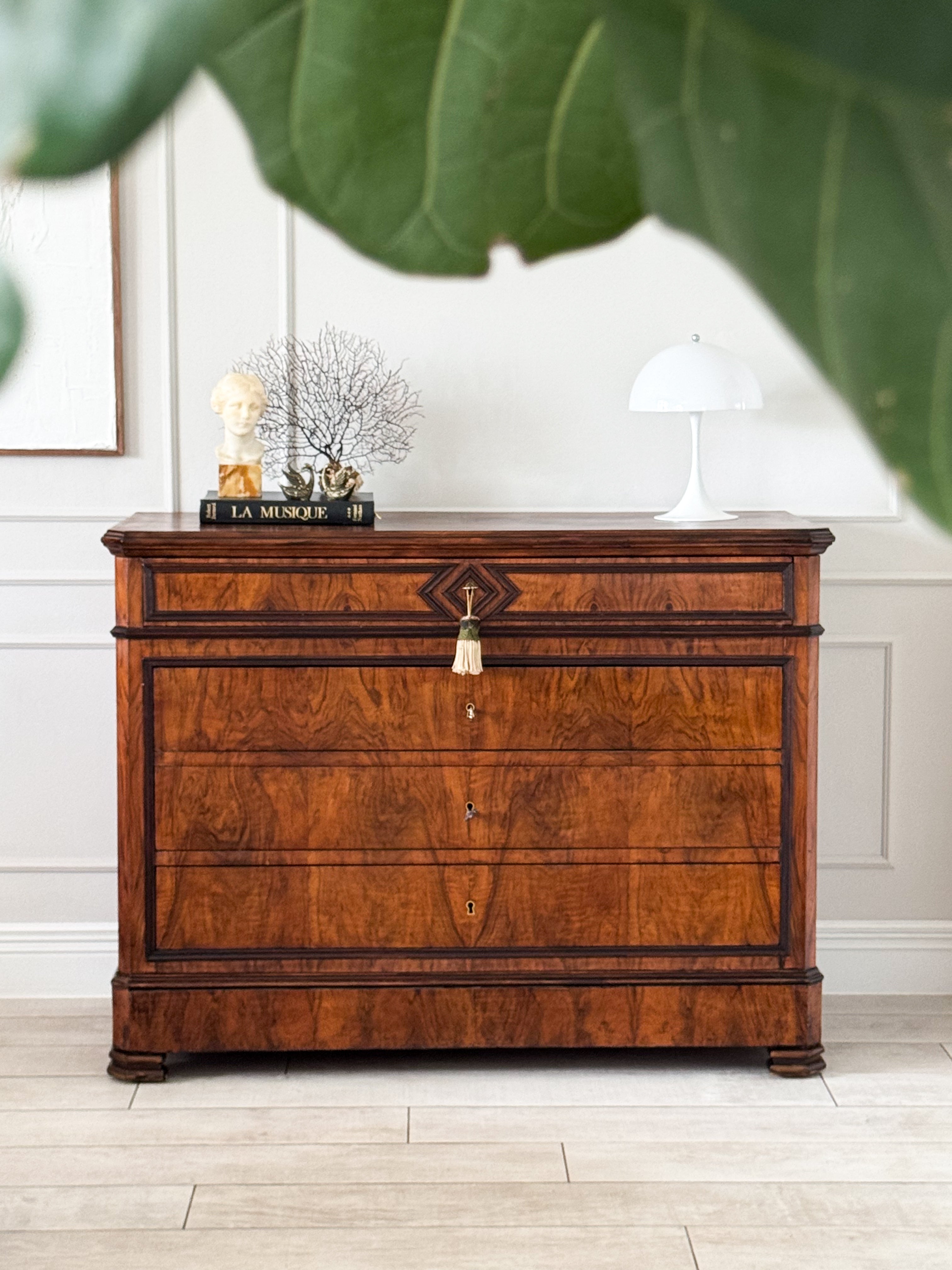 ELEGANTE FRANZÖSISCHE KOMMODE AUS NUSSBAUM