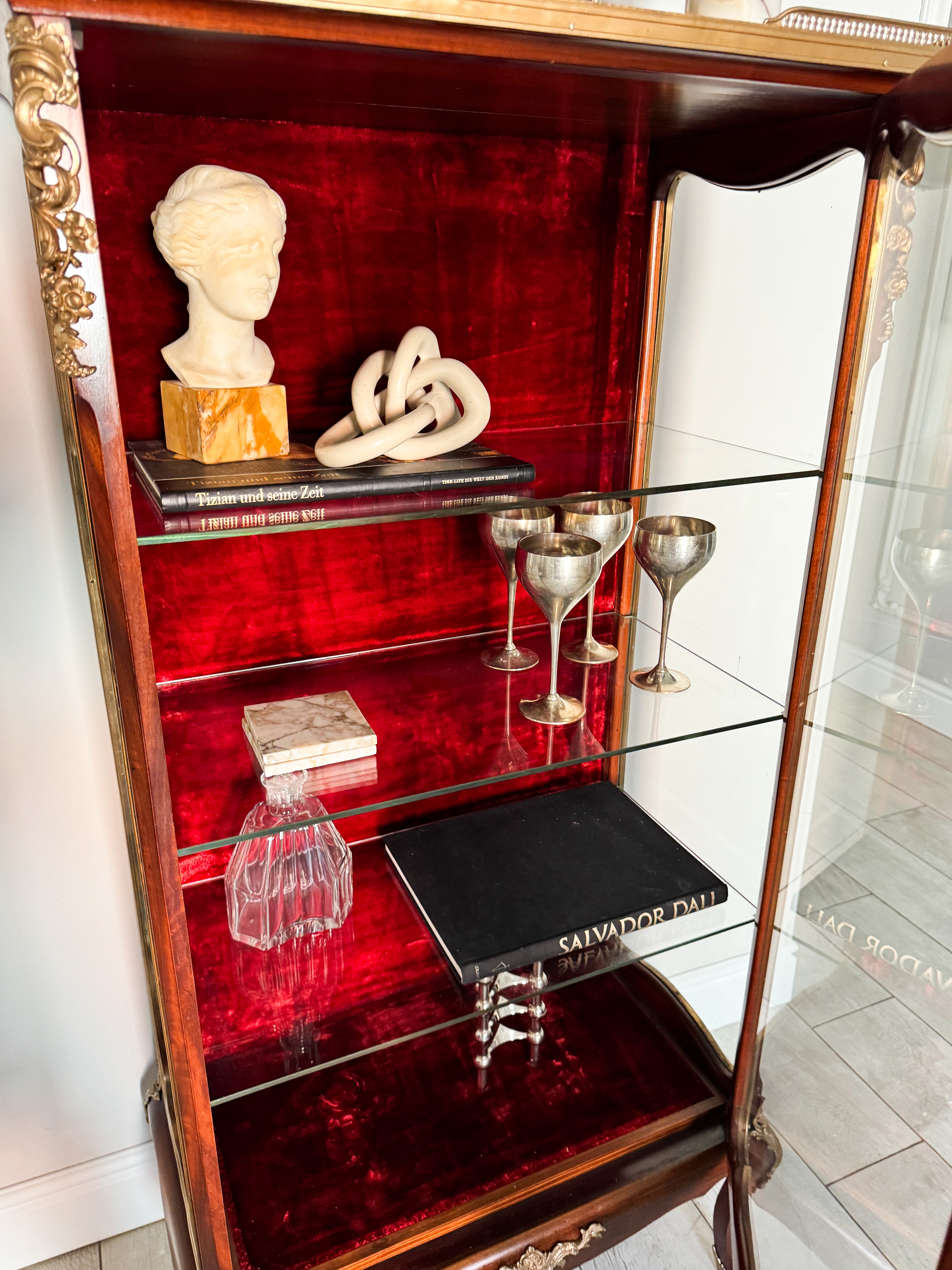 ANTIKER FRANZÖSISCHER VITRINENSCHRANK MIT MARMORPLATTE