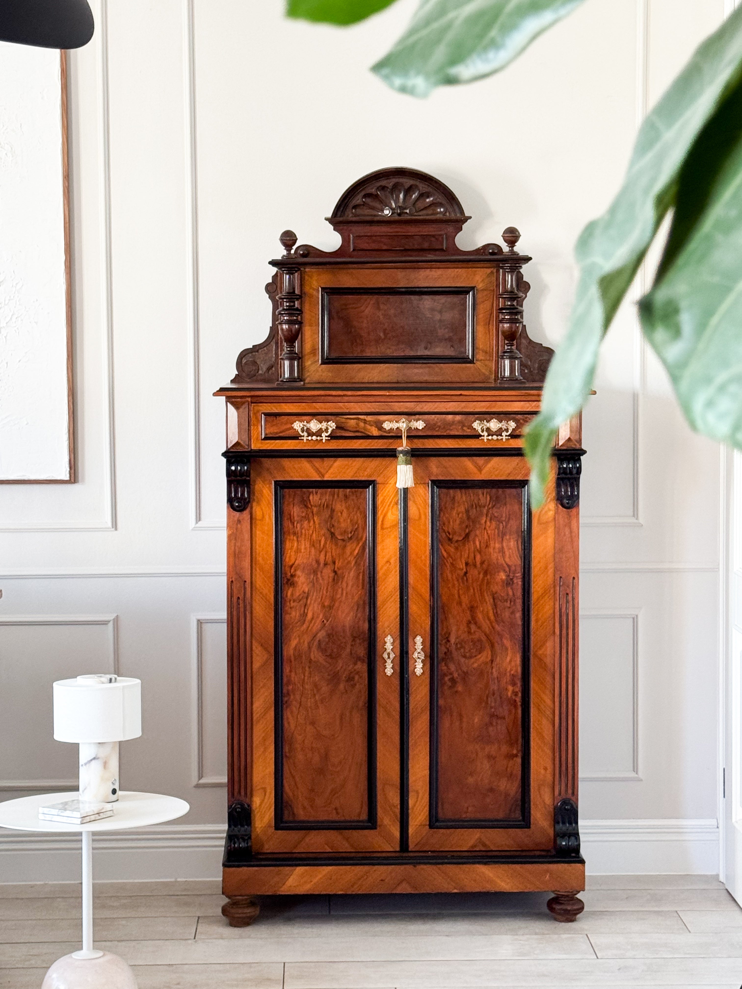 ANTIKER GRÜNDERZEIT VERTIKOSCHRANK IN NUSSBAUM