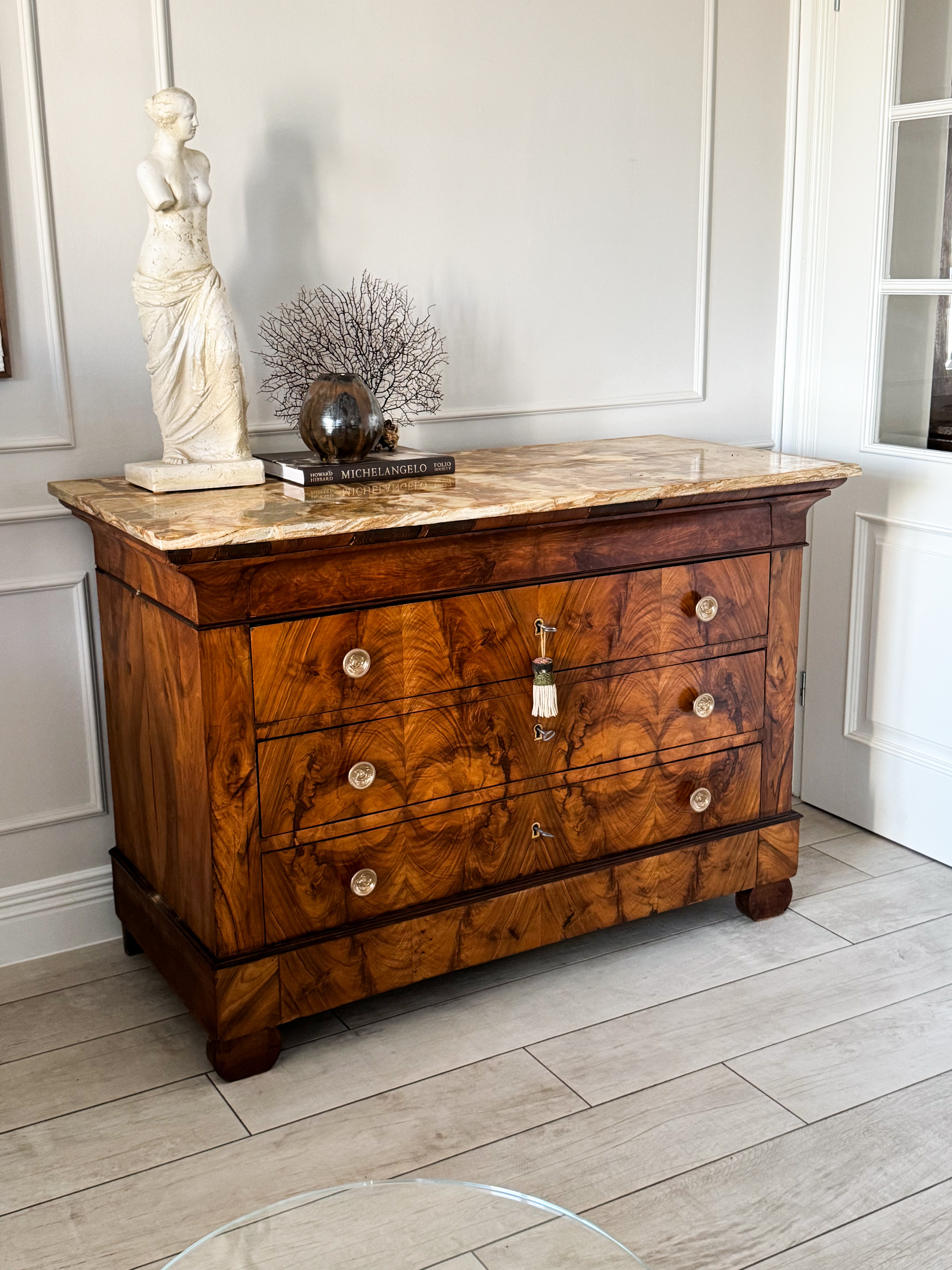 ANTIKE ELEGANTE BIEDERMEIER KOMMODE MIT MARMORPLATTE NUSSBAUM