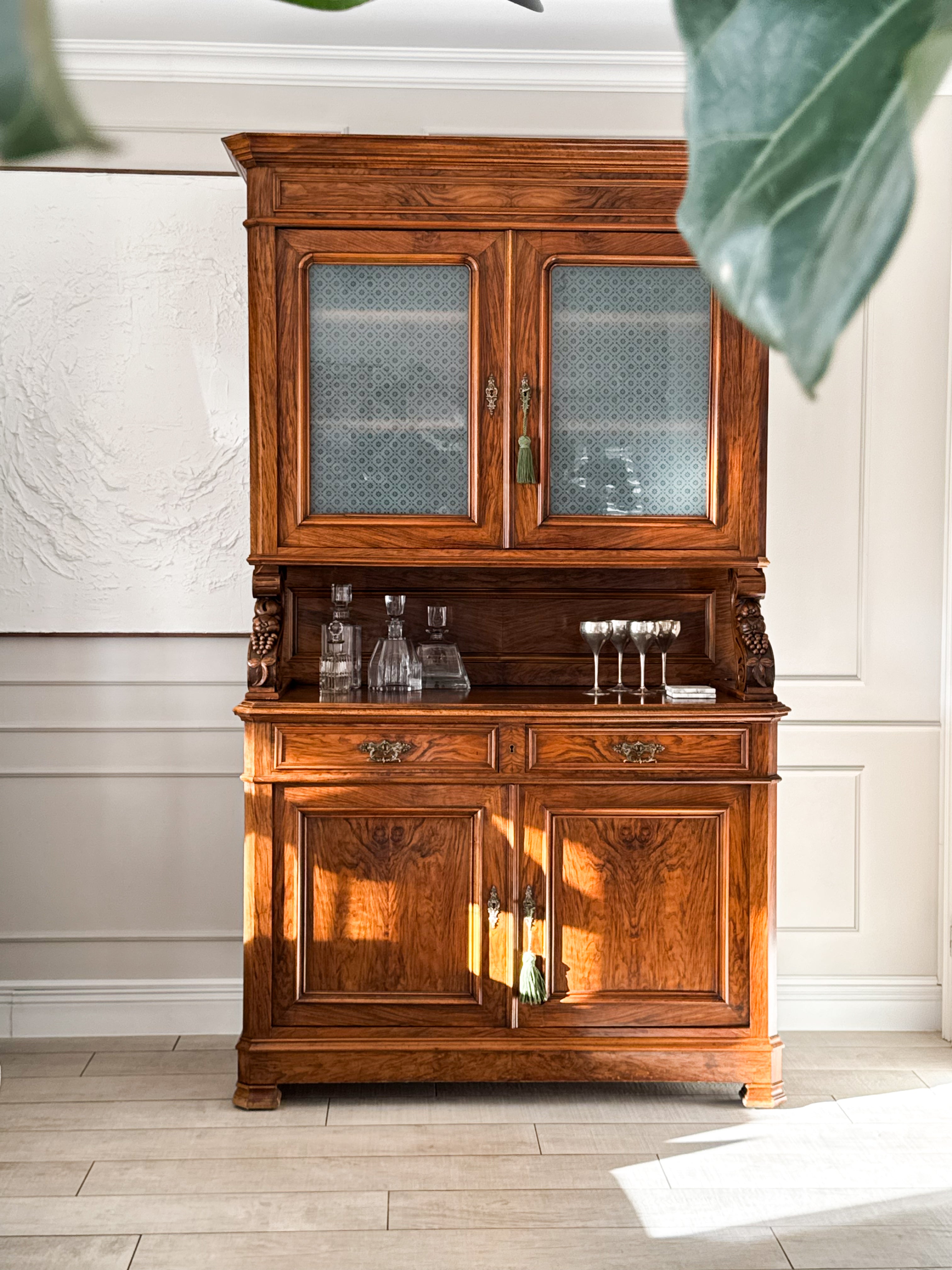 ANTIKER FRANZÖSISCHER BUFFETSCHRANK AUS NUSSBAUM