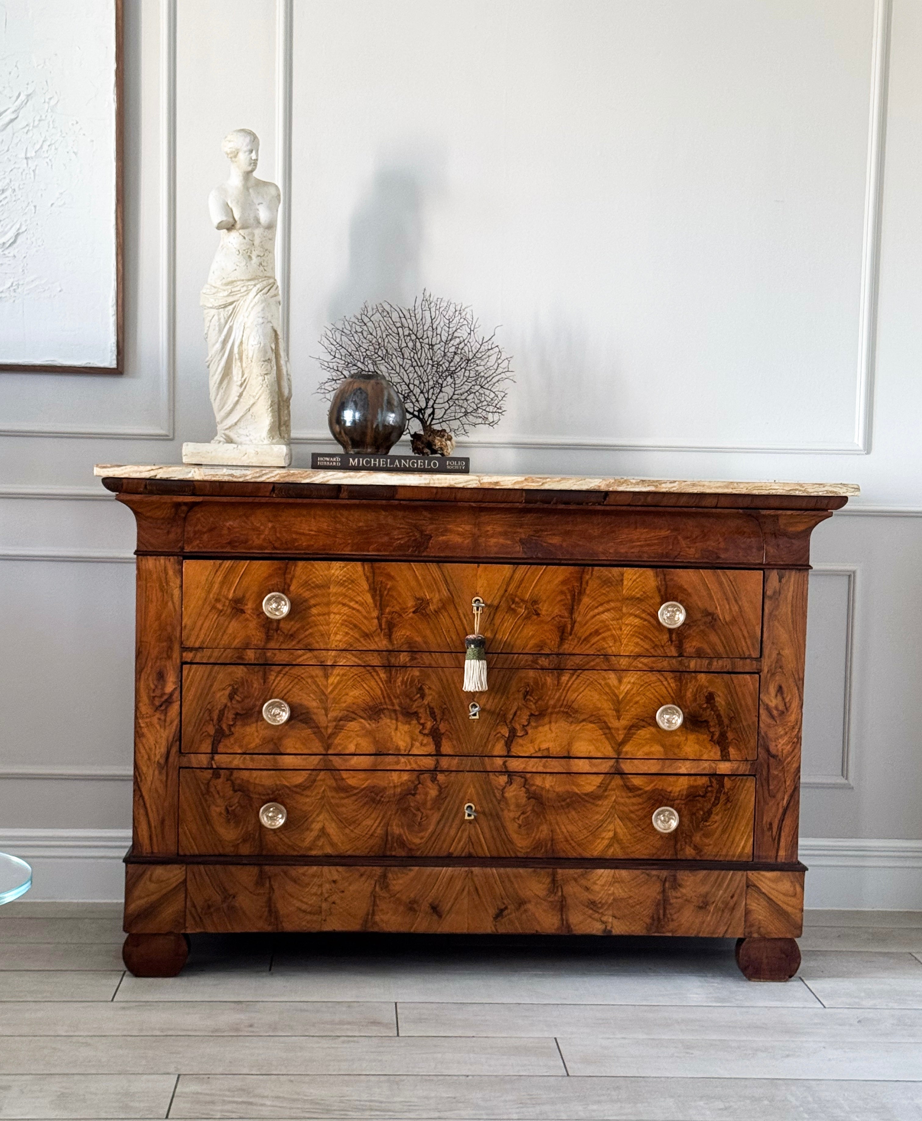 ANTIKE ELEGANTE BIEDERMEIER KOMMODE MIT MARMORPLATTE NUSSBAUM