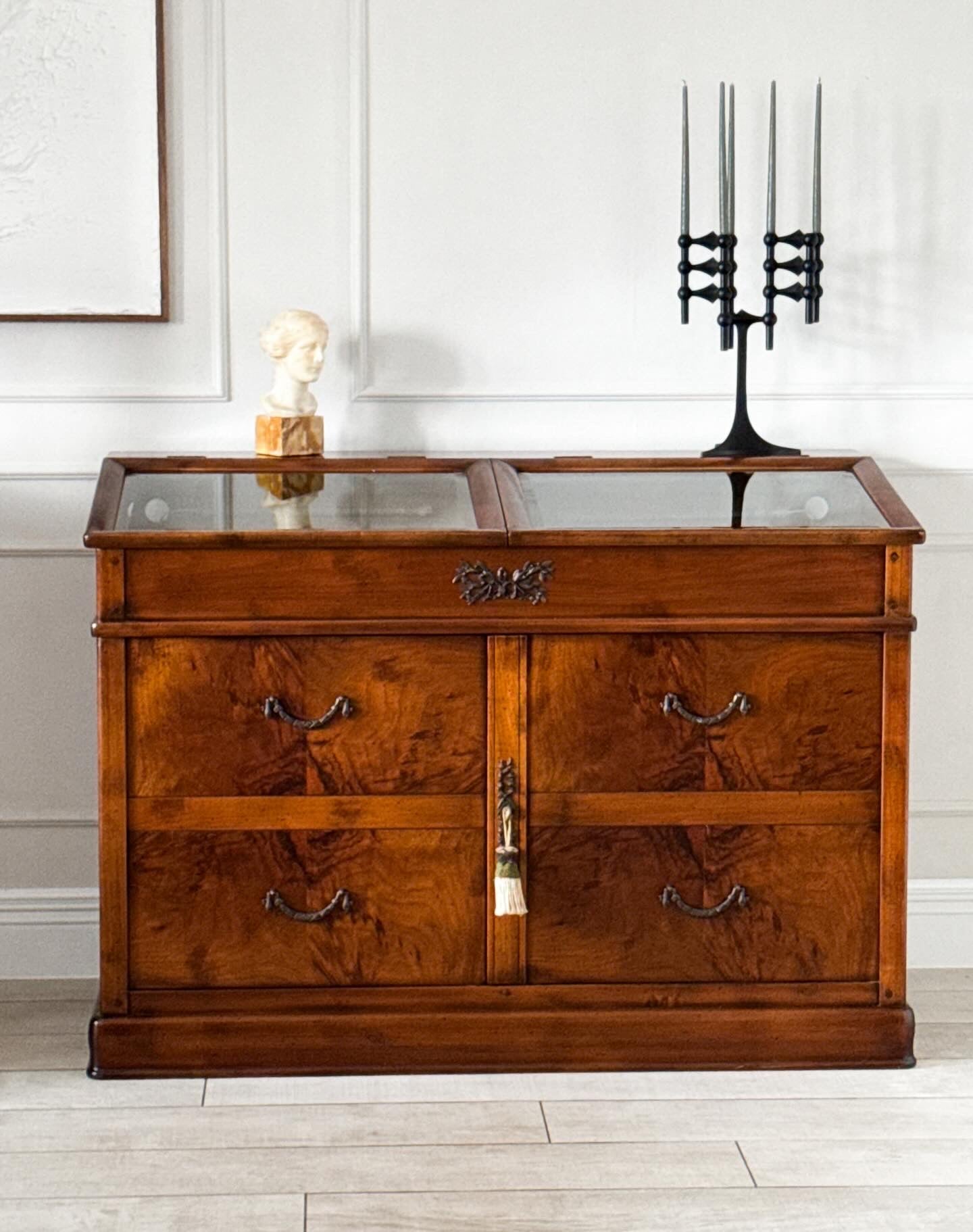 FRANZÖSISCHE VINTAGE KOMMODE MIT VITRINENAUFSATZ IN NUSSBAUM