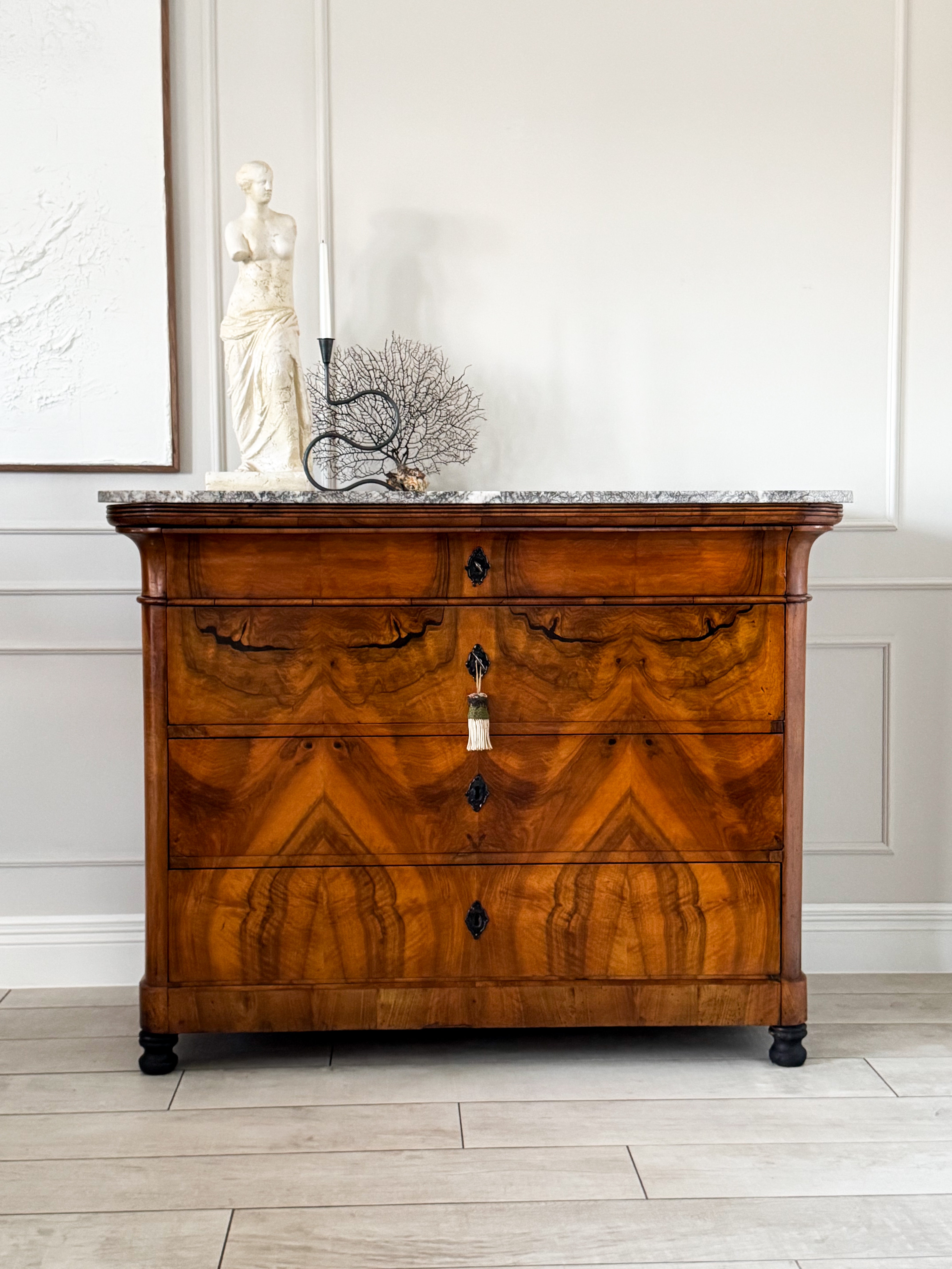 ANTIKE BIEDERMEIER KOMMODE MIT MARMORPLATTE NUSSBAUM SCHÖNE MASERUNG