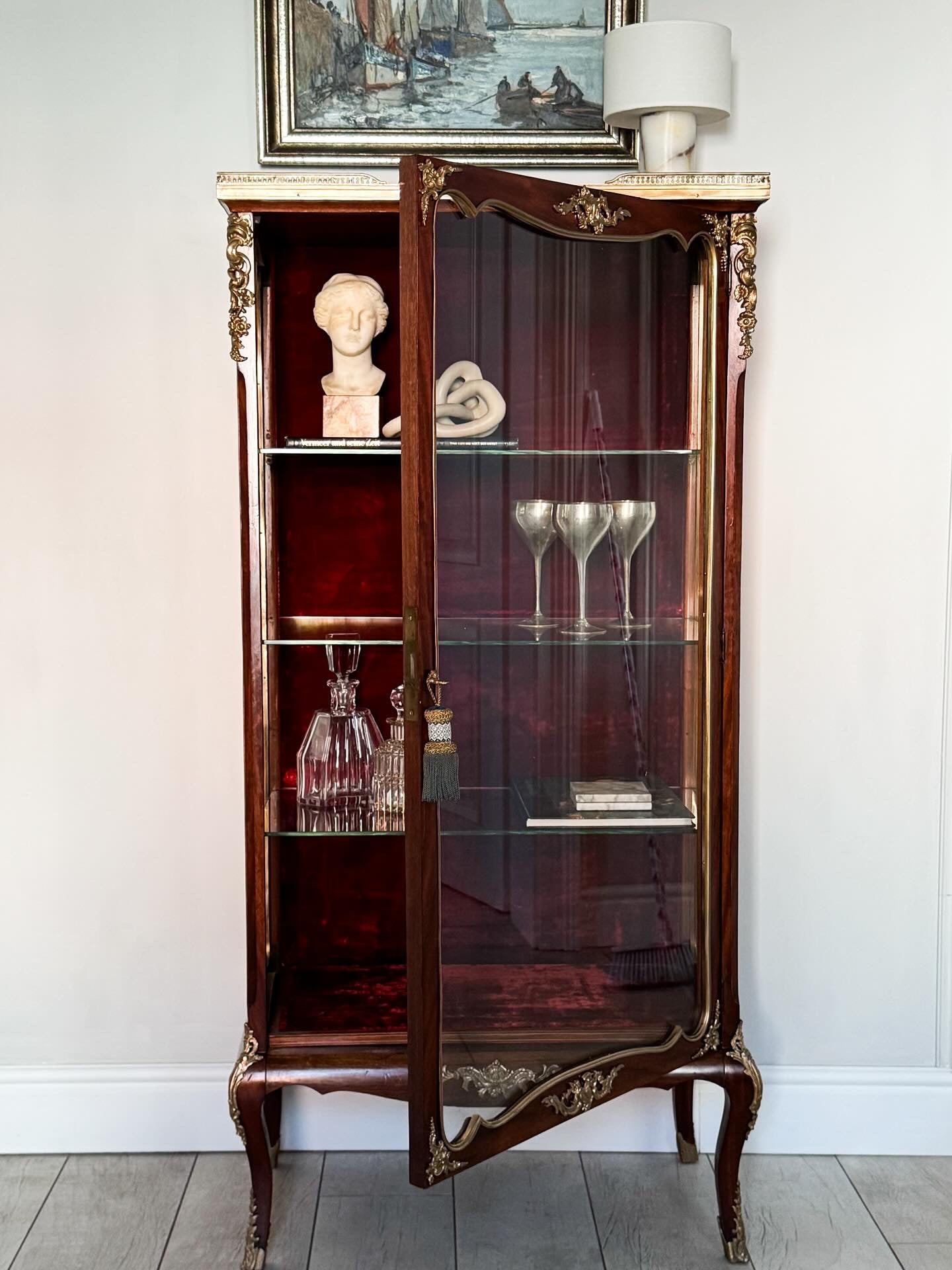 ANTIKER FRANZÖSISCHER VITRINENSCHRANK MIT MARMORPLATTE