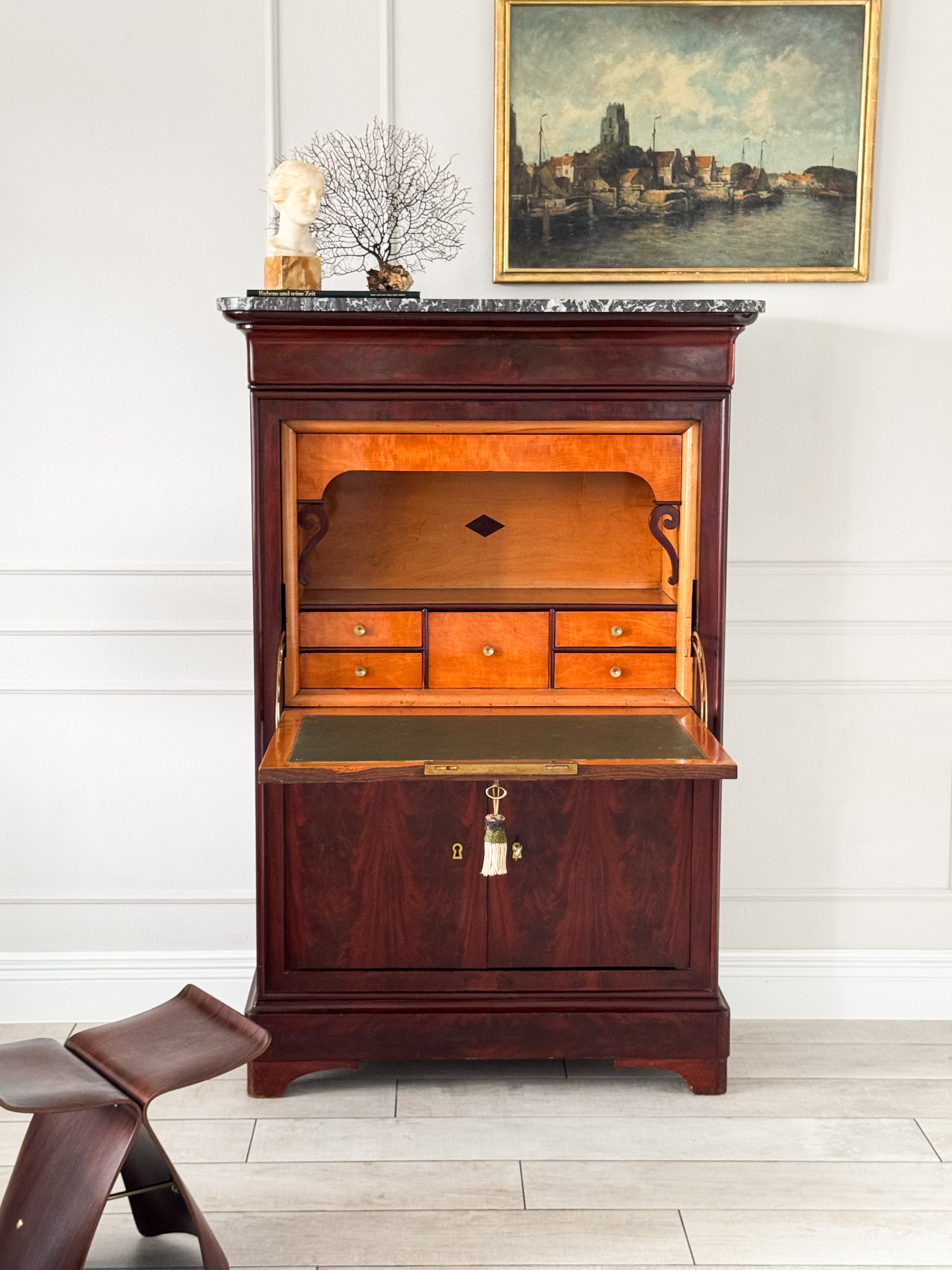 ANTIKER BIEDERMEIER SEKRETÄR AUS MAHAGONIHOLZ MIT MARMORPLATTE