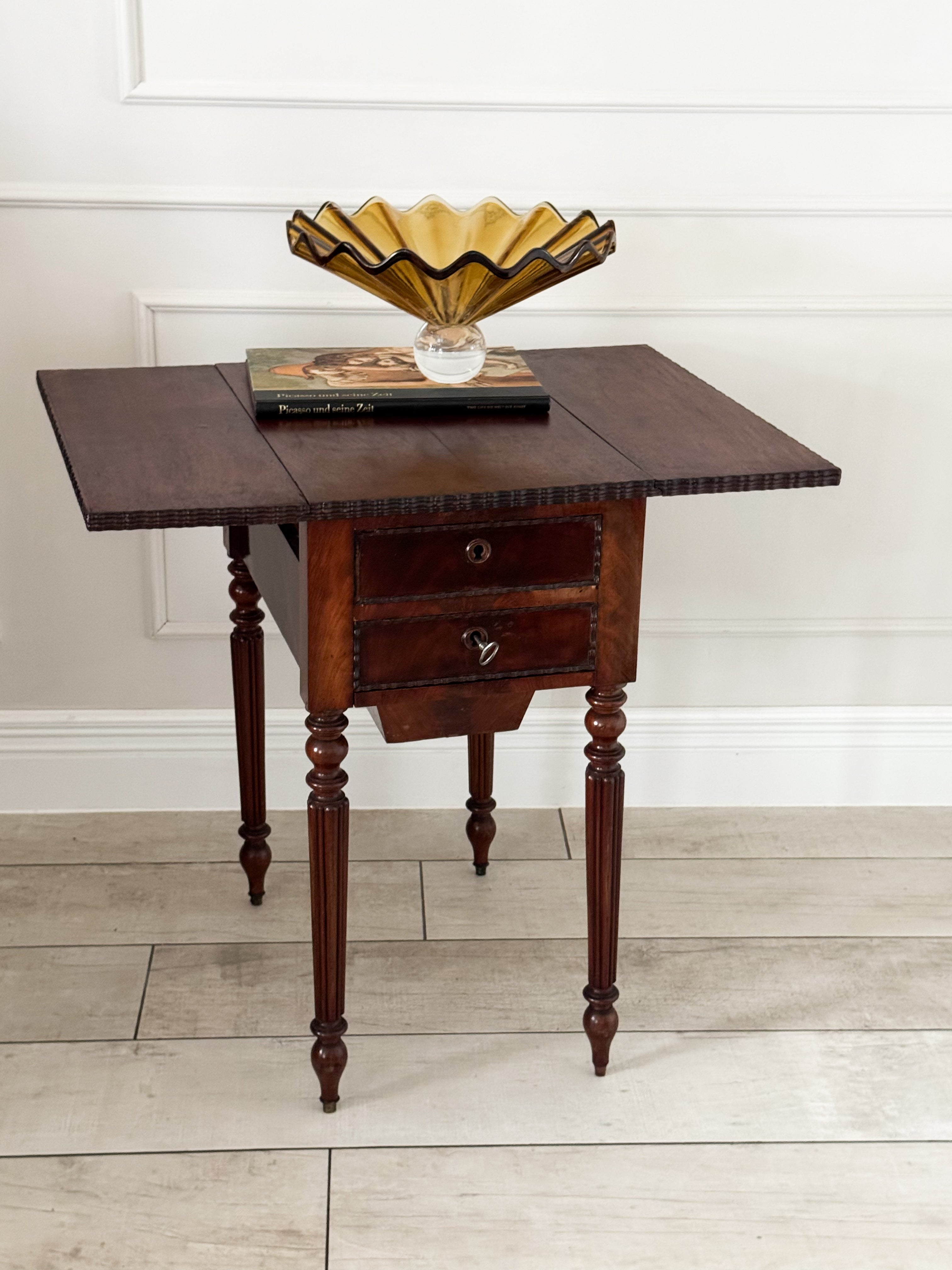 ANTIKER PEMBROKE TABLE MADE OF WALNUT