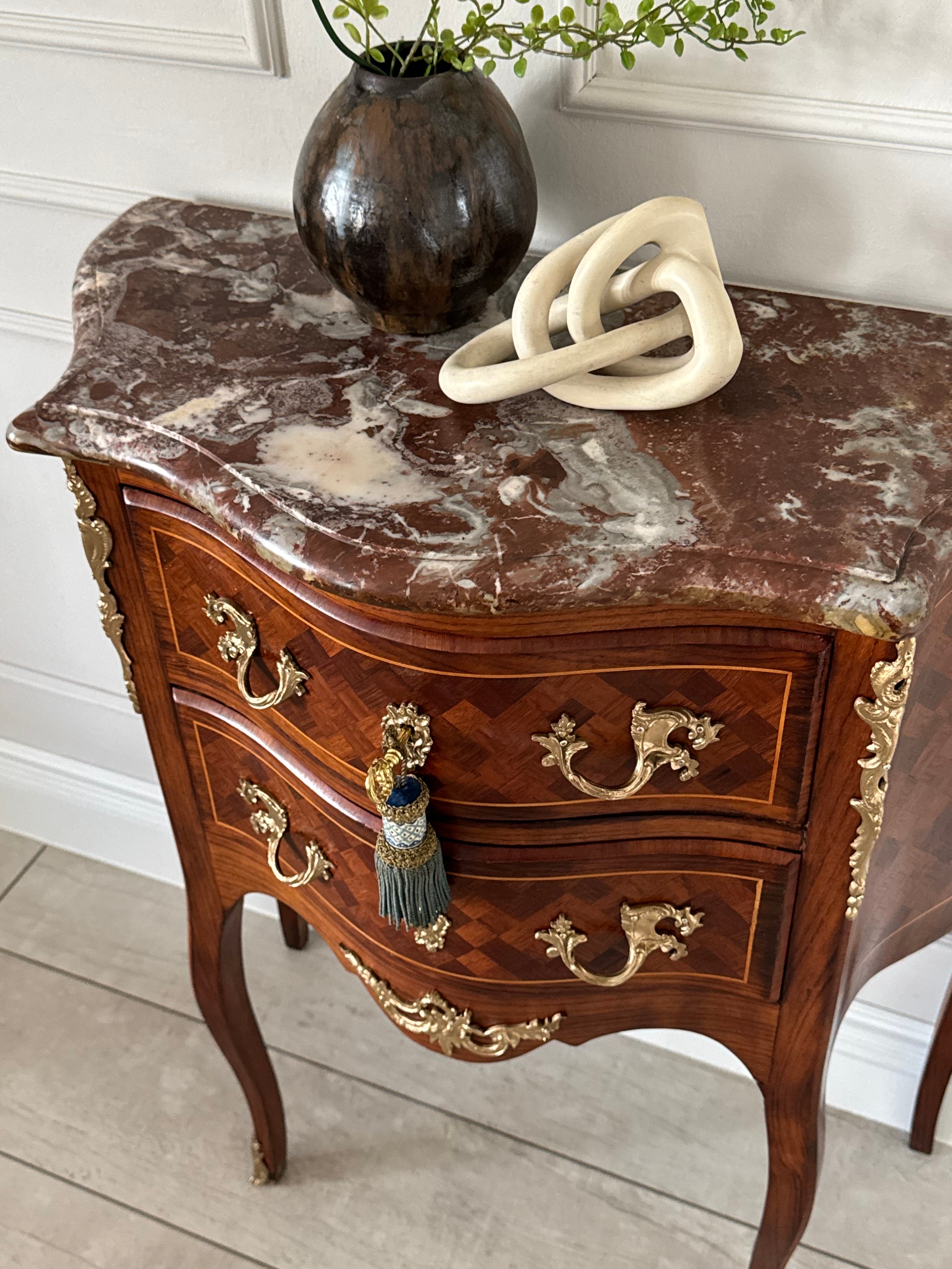 ANTIKE FRANZÖSISCHE KOMMODE MIT MARMORPLATTE INTARSIERT