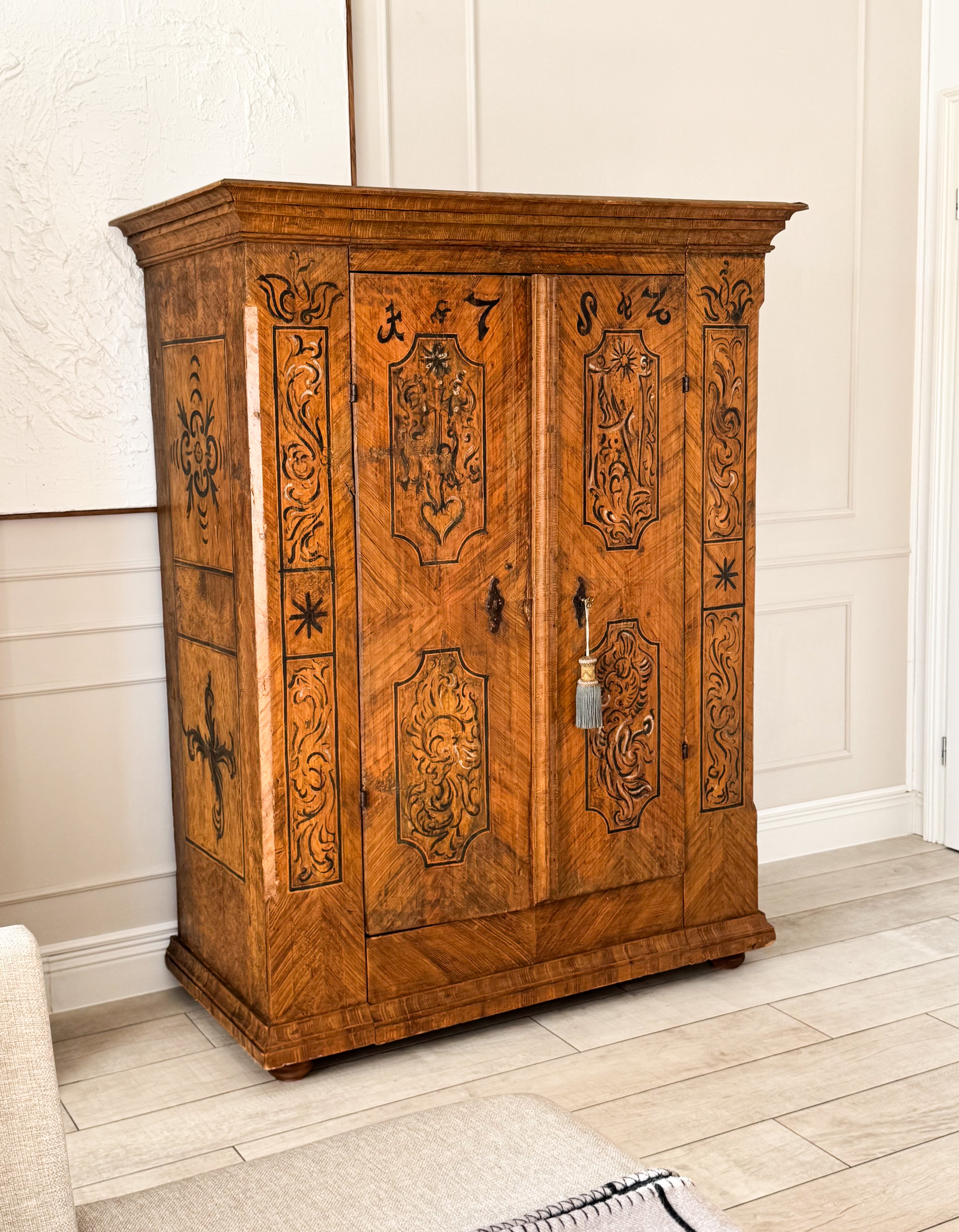 ANTIKER BAUERNSCHRANK AUS DER BAROCKZEIT HANDBEMALT 1782