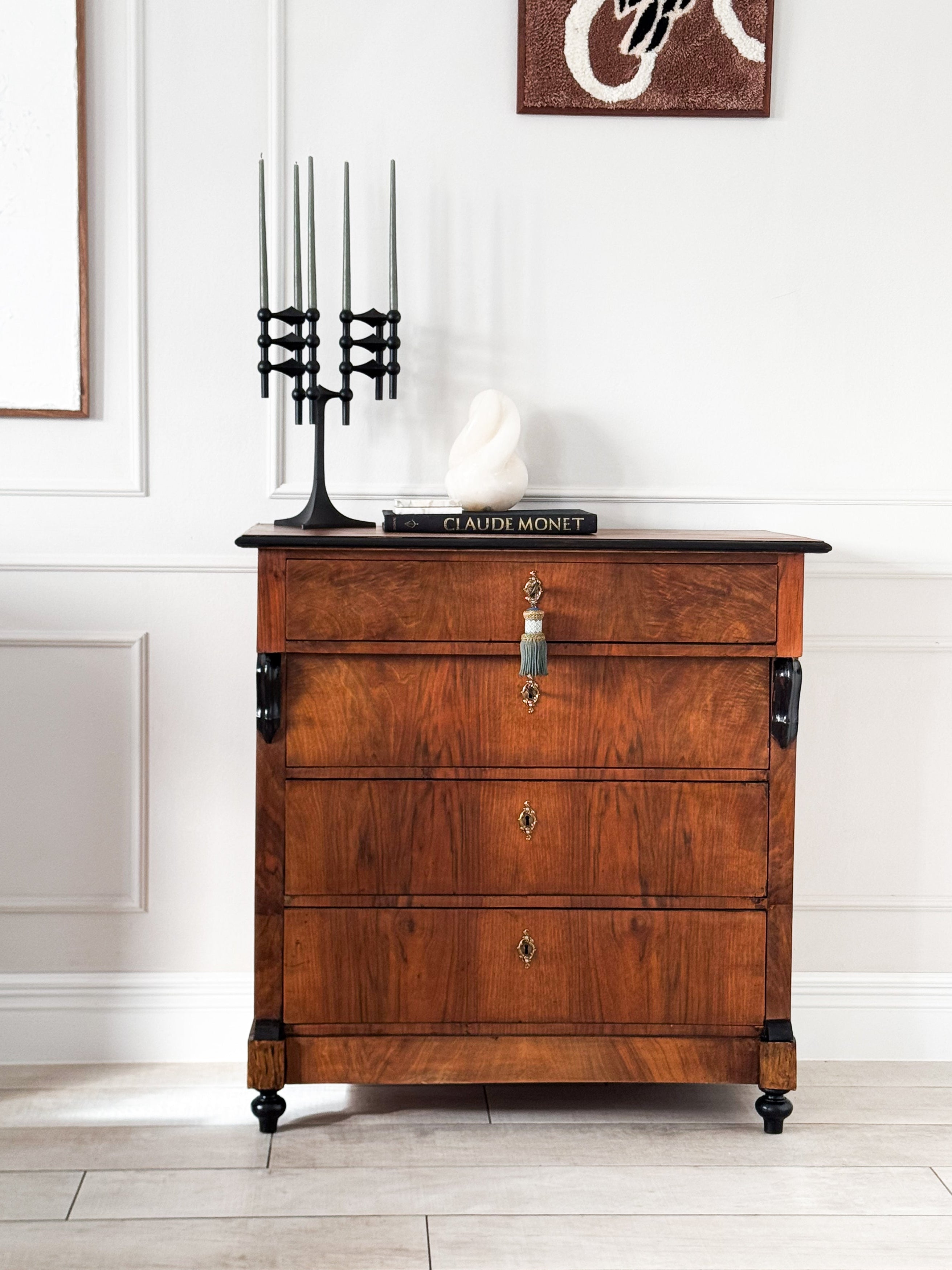 HÜBSCHE ANTIKE KOMMODE AUS NUSSBAUM