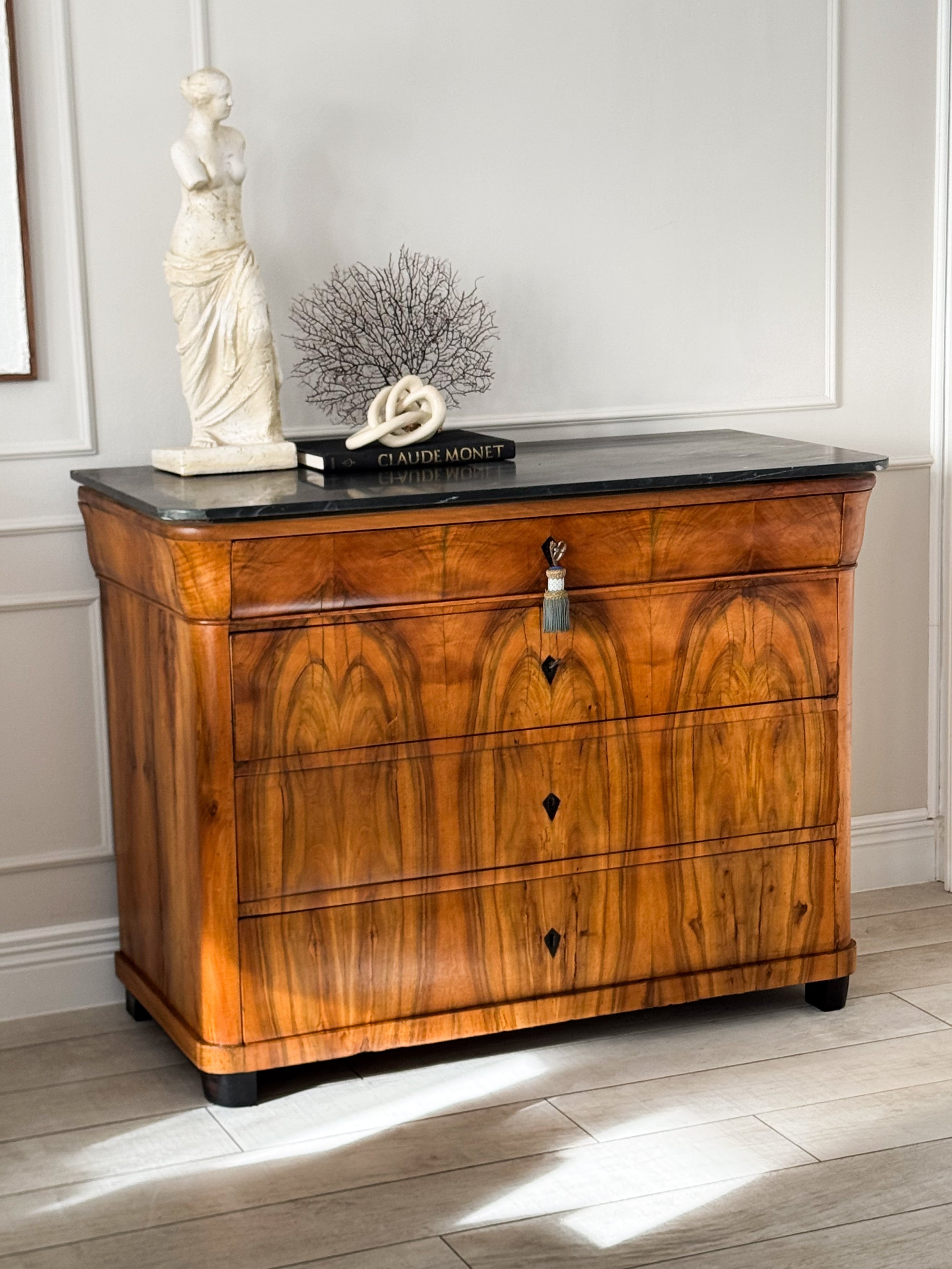 FEINE ANTIKE BIEDERMEIER KOMMODE MIT MARMORPLATTE NUSSBAUM