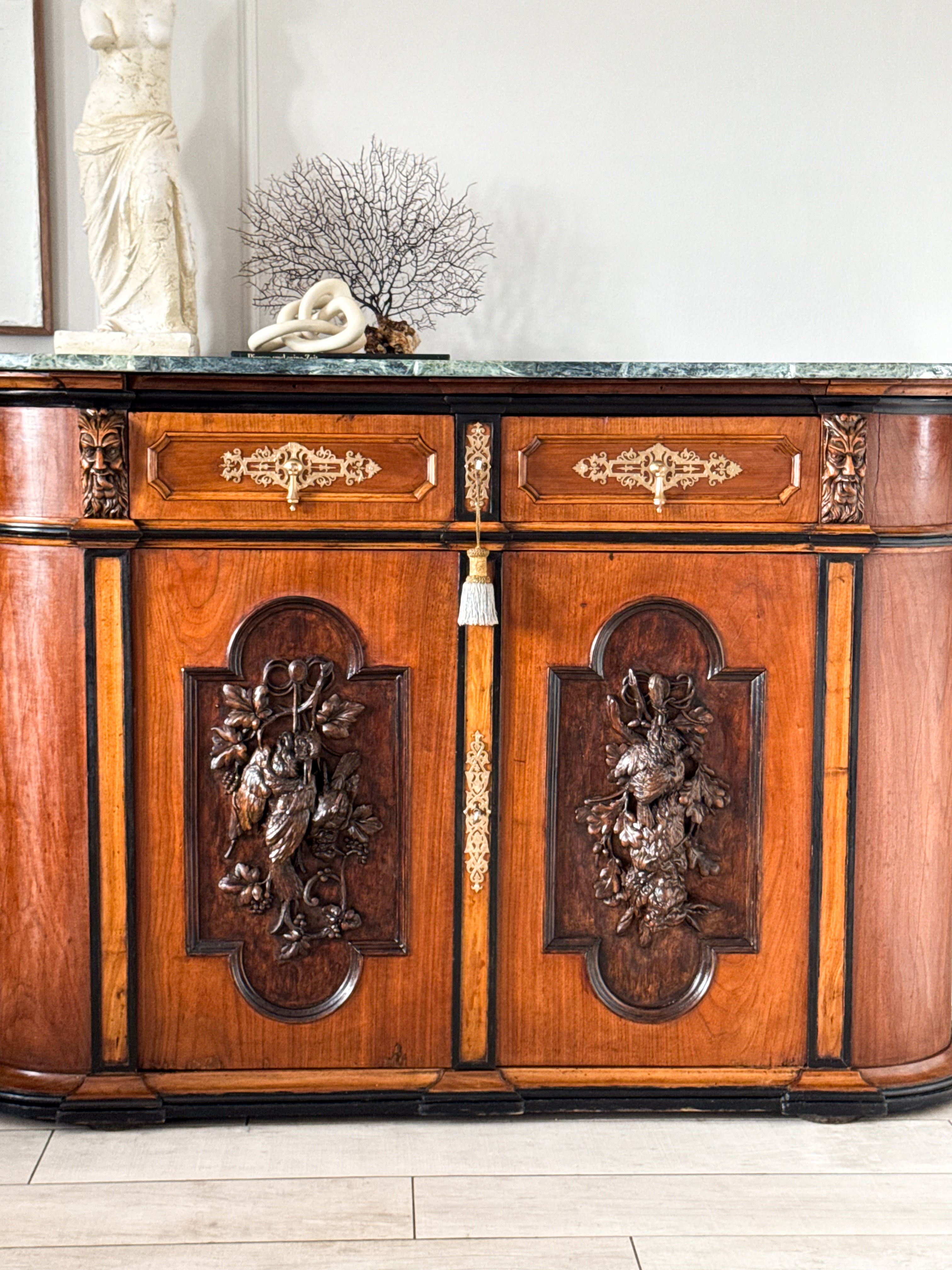 AUSGEFALLENE ANTIKE ANRICHTE MIT MARMORPLATTE