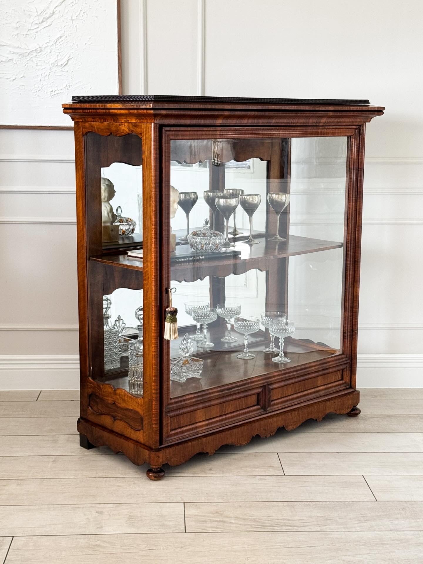 EDLER ANTIKER BIEDERMEIER VITRINENSCHRANK IN NUSSBAUM