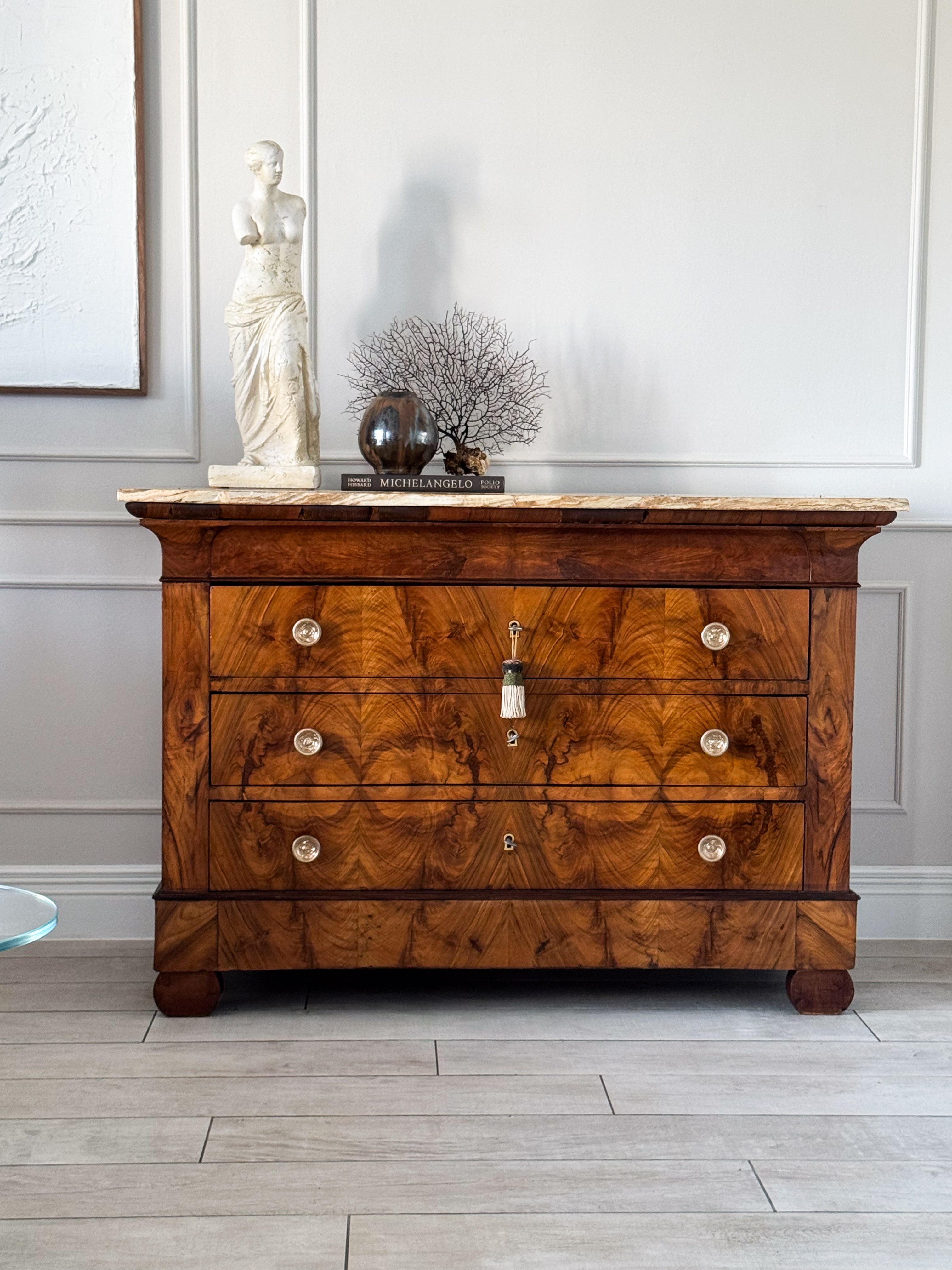 ANTIKE ELEGANTE BIEDERMEIER KOMMODE MIT MARMORPLATTE NUSSBAUM