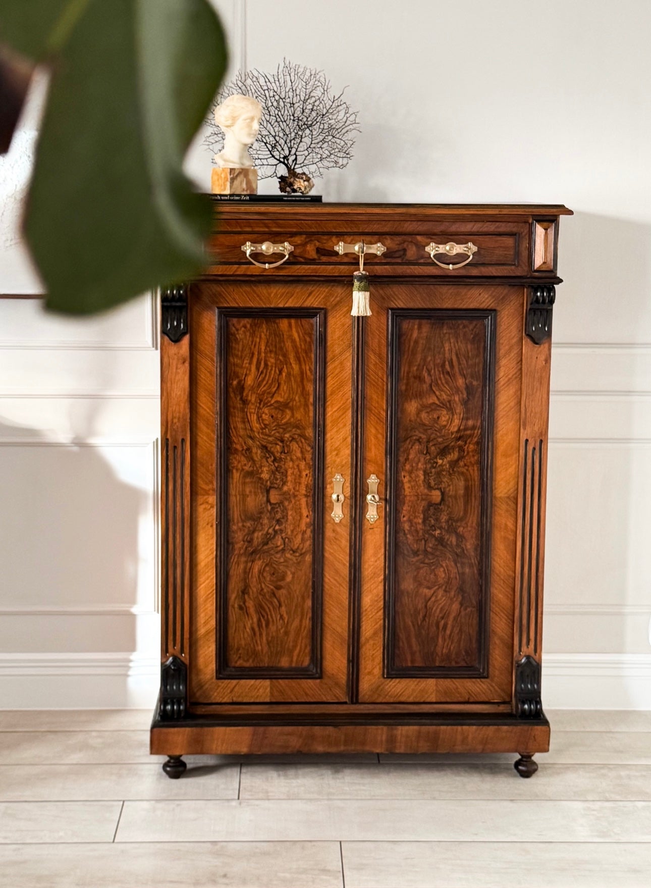 ANTIKER VERTIKOSCHRANK IN NUSSBAUM GRÜNDERZEIT