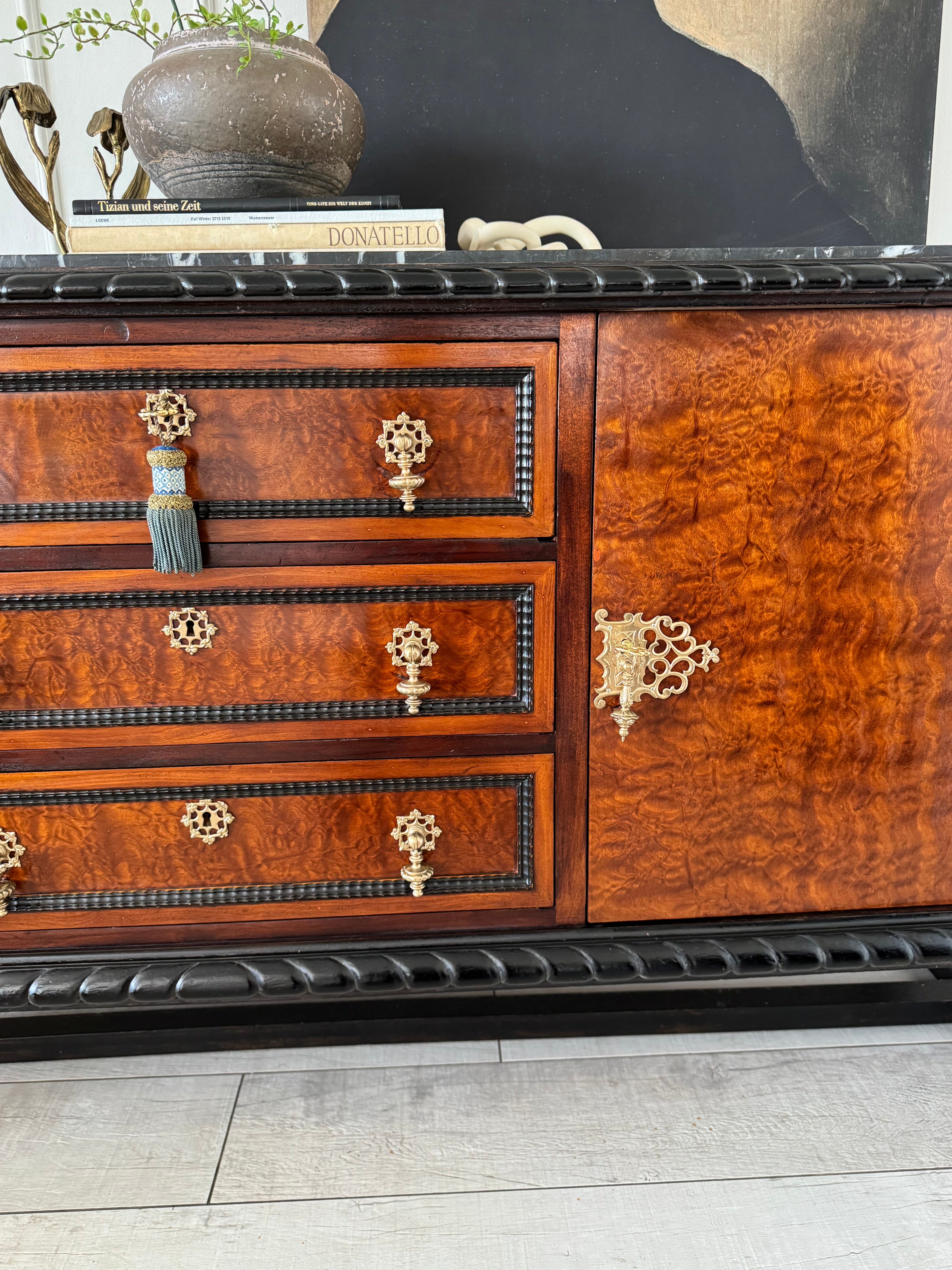 AUSGEFALLENES ANTIKES SIDEBOARD MIT MARMORPLATTE
