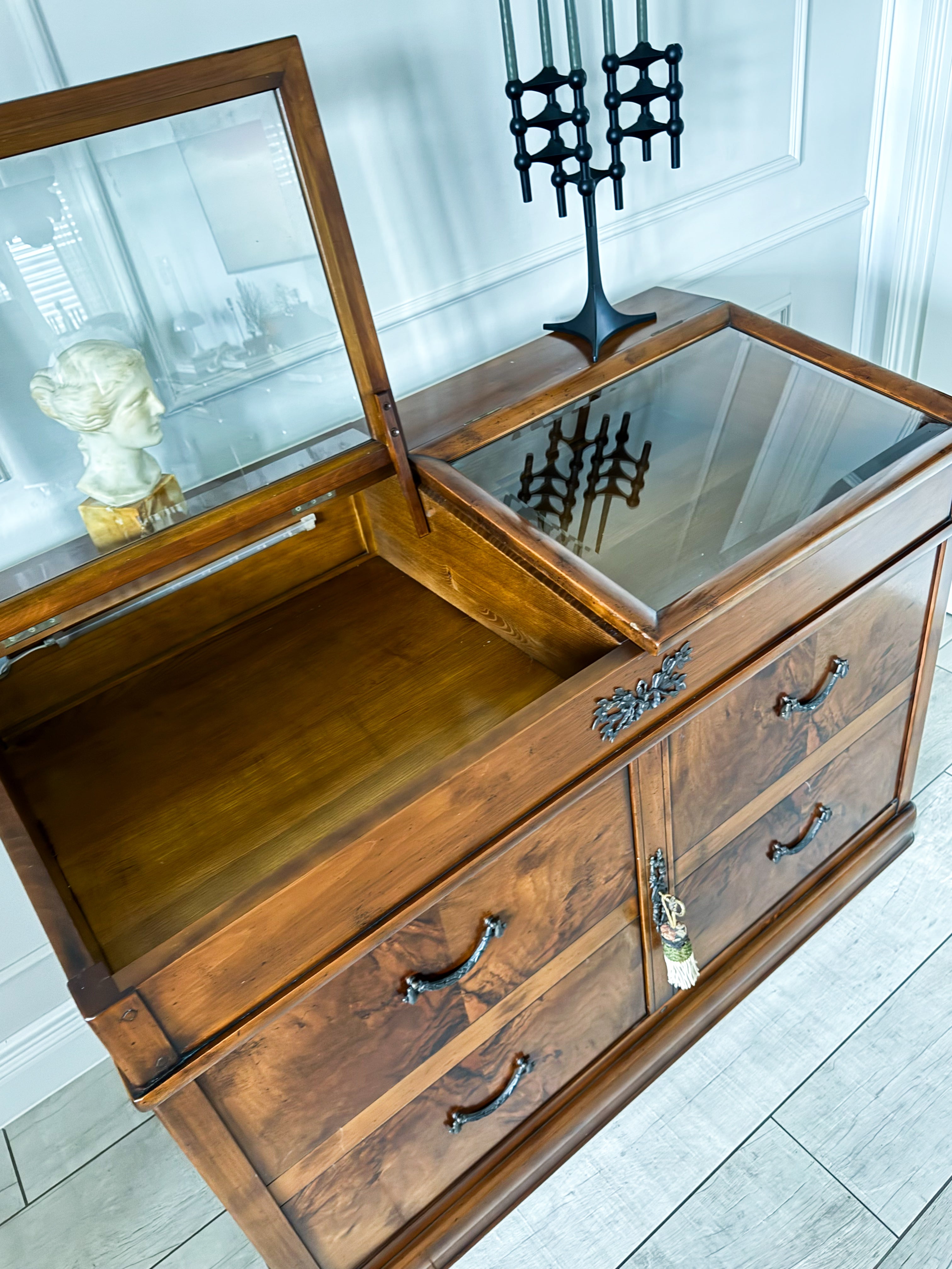 FRANZÖSISCHE VINTAGE KOMMODE MIT VITRINENAUFSATZ IN NUSSBAUM