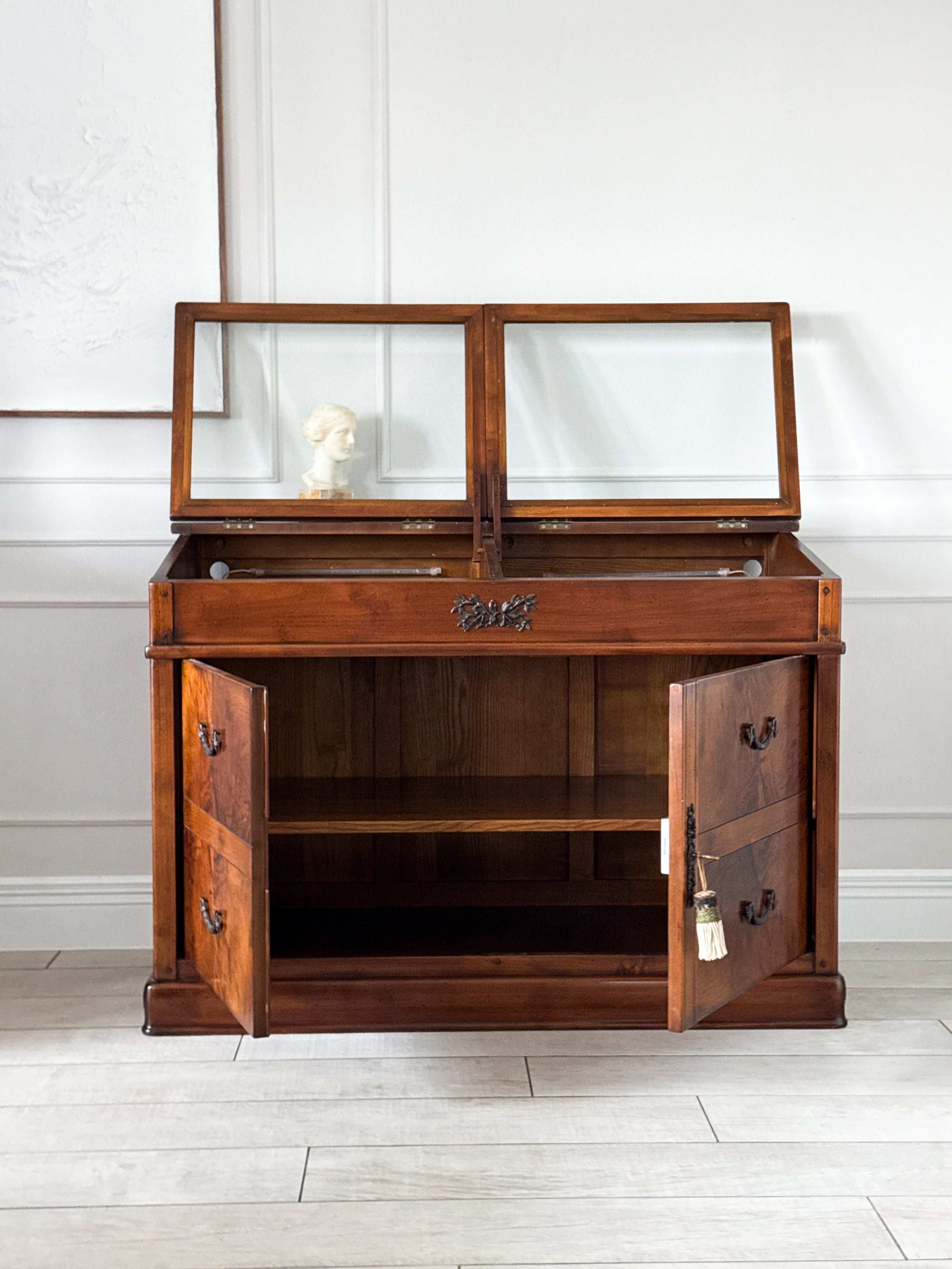 FRANZÖSISCHE VINTAGE KOMMODE MIT VITRINENAUFSATZ IN NUSSBAUM