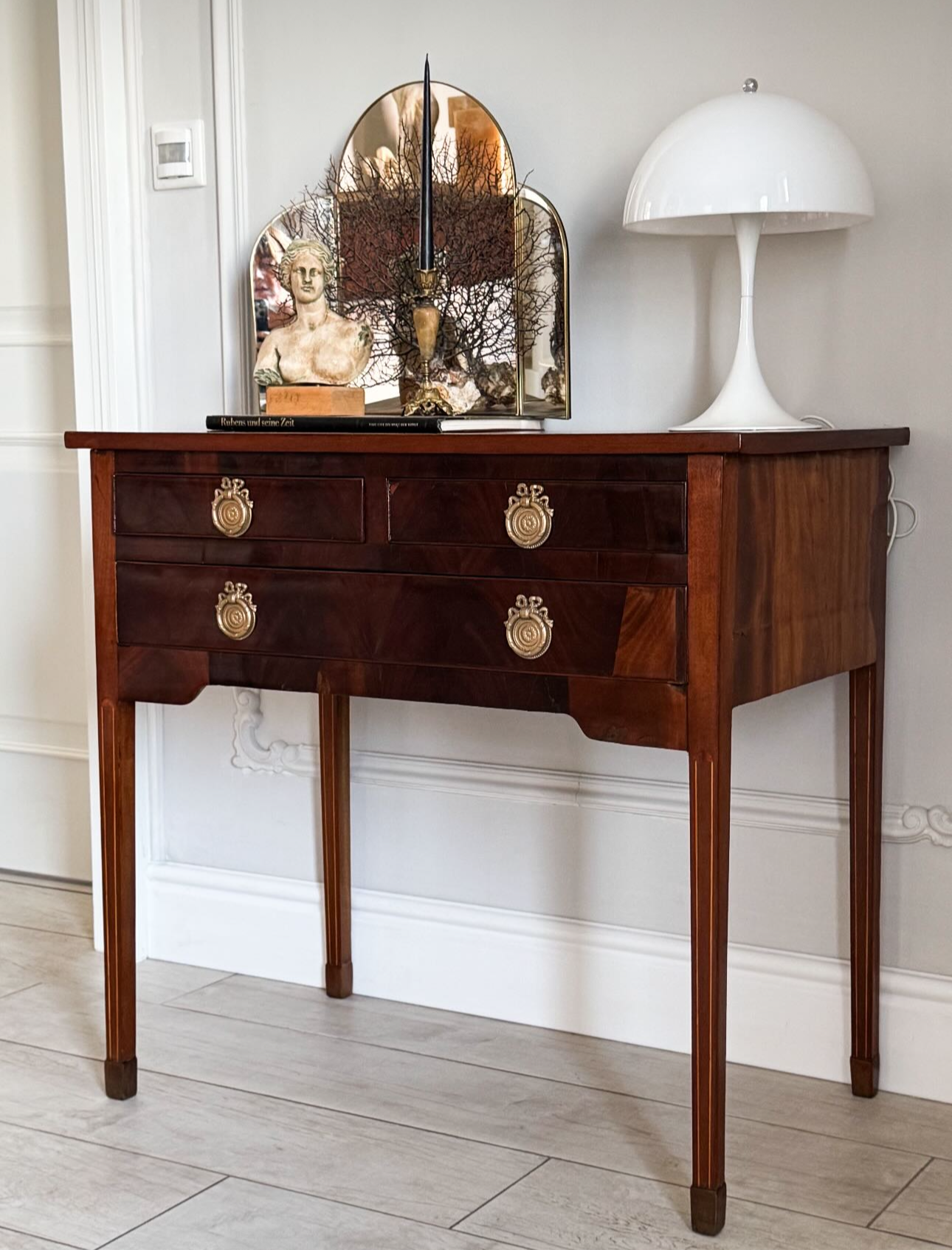 ELEGANT ANTIQUE MAHOGANY CONSOLE TABLE