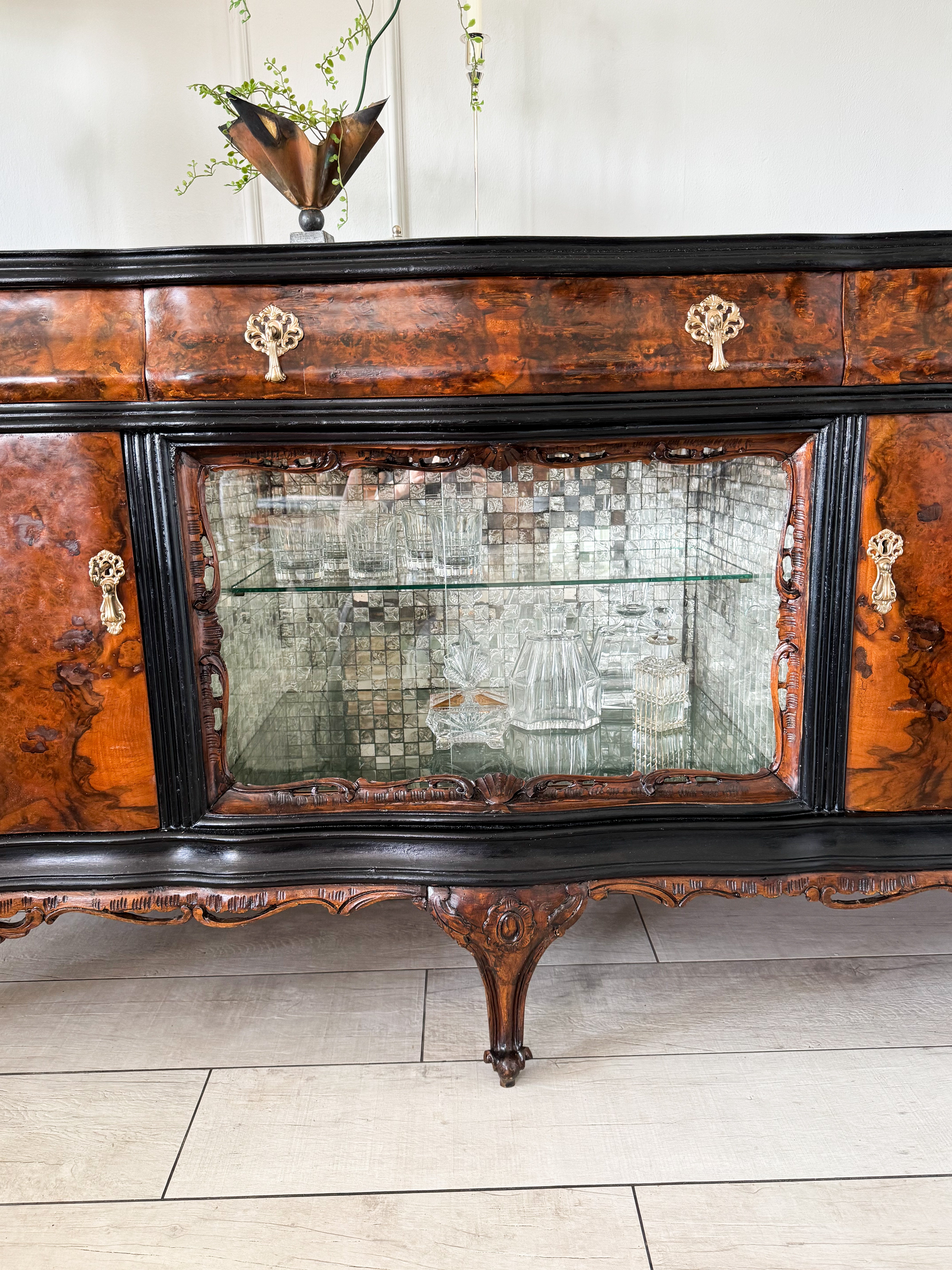 AUSGEFALLENES ANTIKES SIDEBOARD MIT BAR