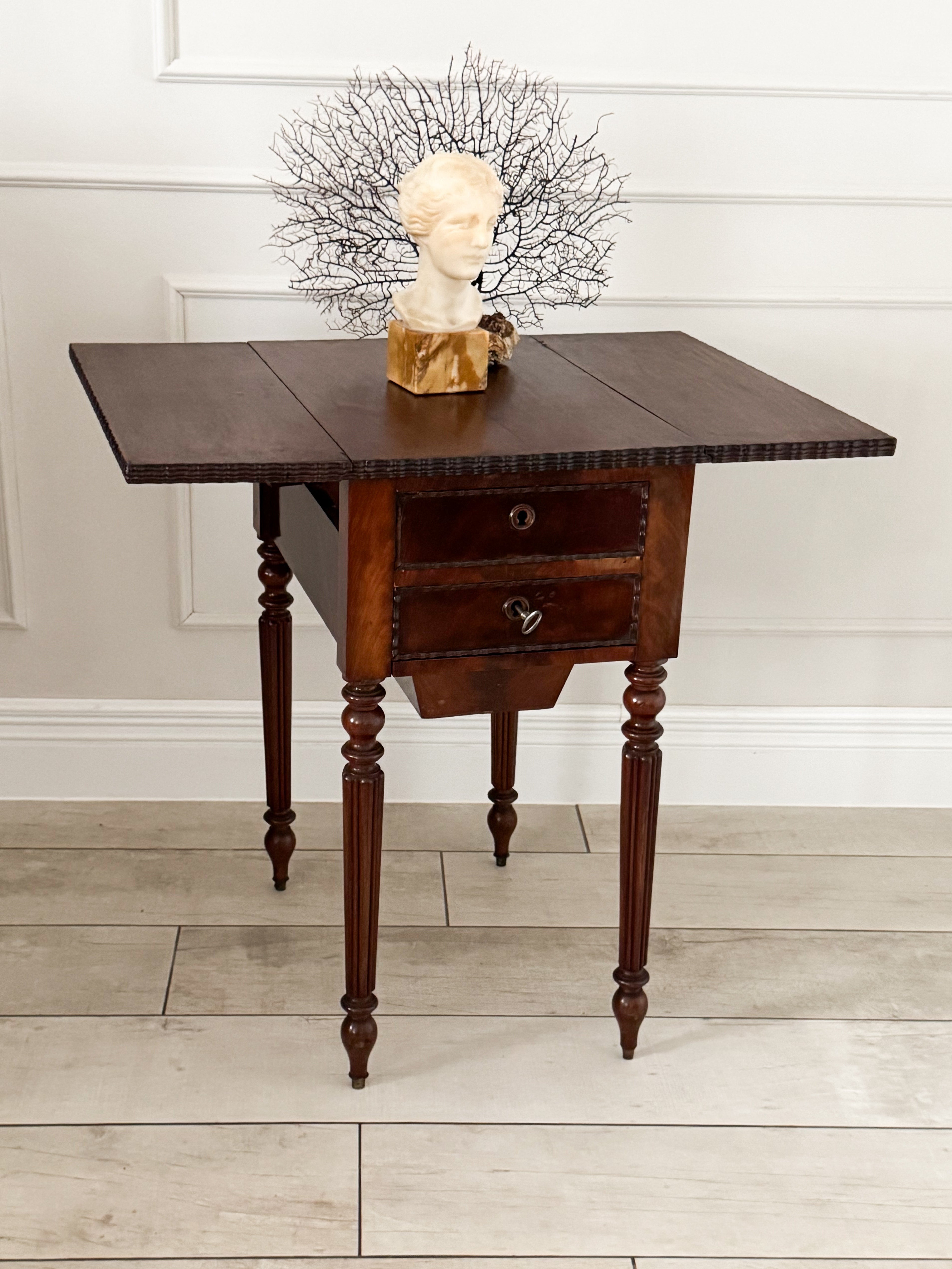 ANTIKER PEMBROKE TABLE MADE OF WALNUT
