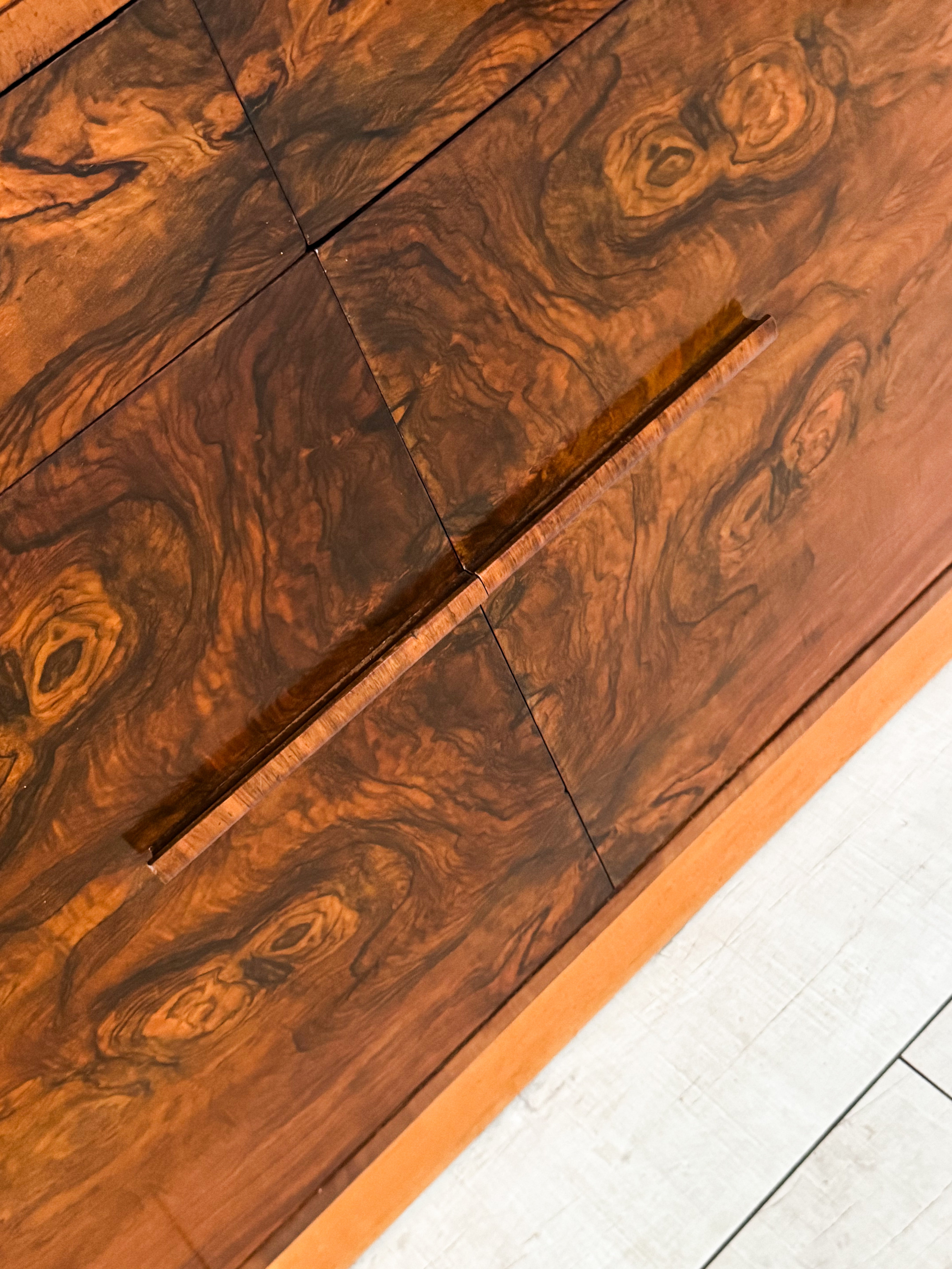 ART DECO SIDEBOARD AUS NUSSBAUM ZEITLOS UND ELEGANT