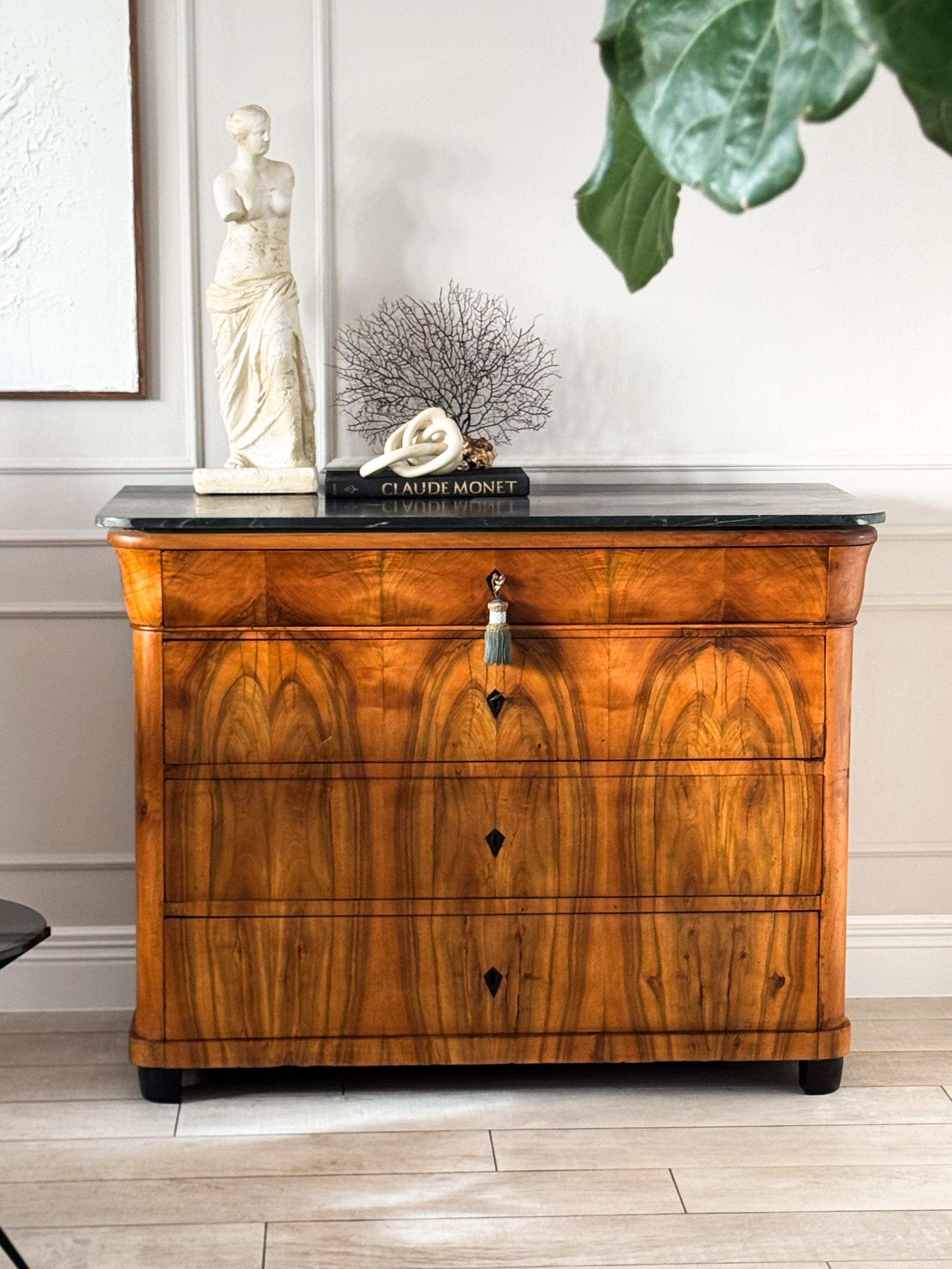 FEINE ANTIKE BIEDERMEIER KOMMODE MIT MARMORPLATTE NUSSBAUM