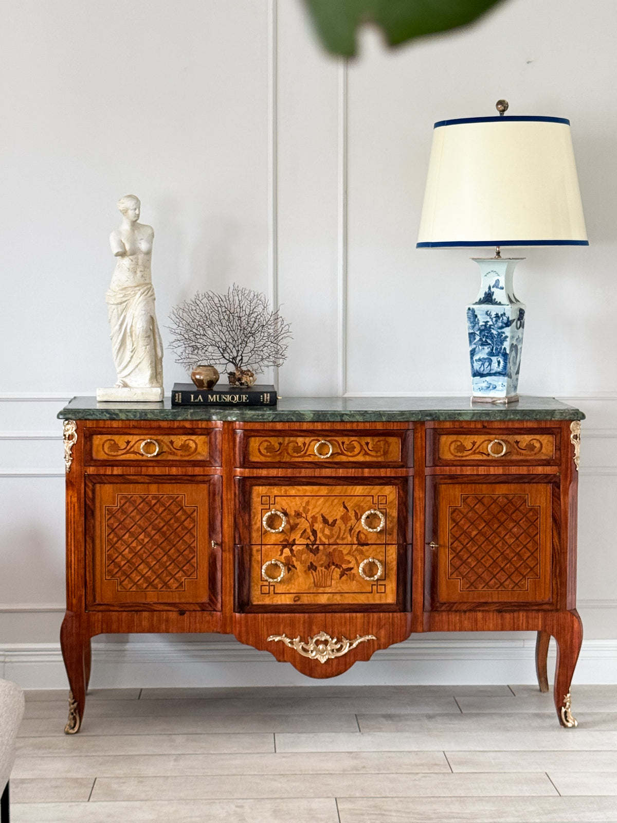 ANTIKES FRANZÖSISCHES SIDEBOARD MIT MARKETERIE UND MARMORPLATTE